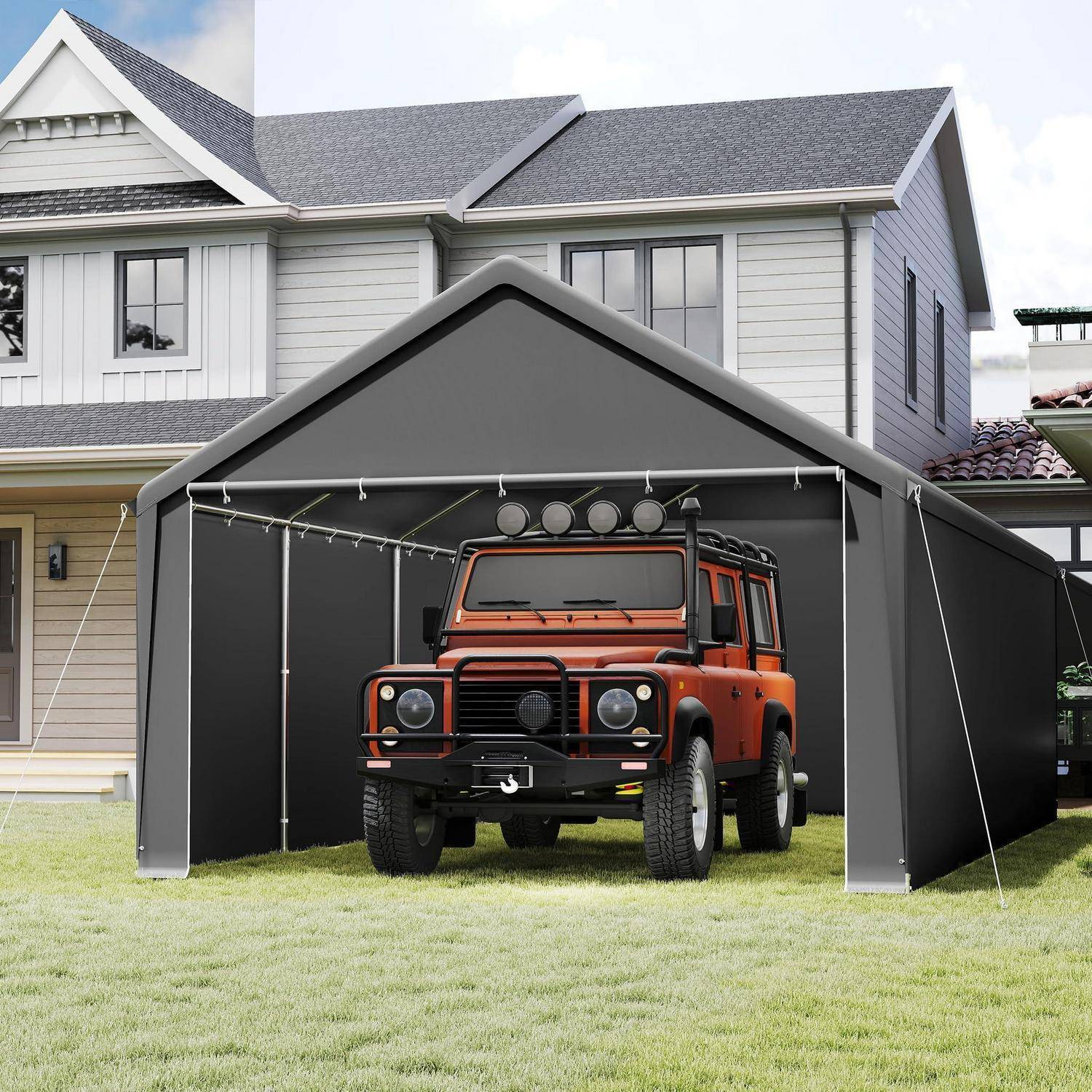 Orange-farbiger Geländewagen geparkt in einem grauen tragbaren Carport im Vorgarten eines Hauses in einem Vorort neben einem Haus.