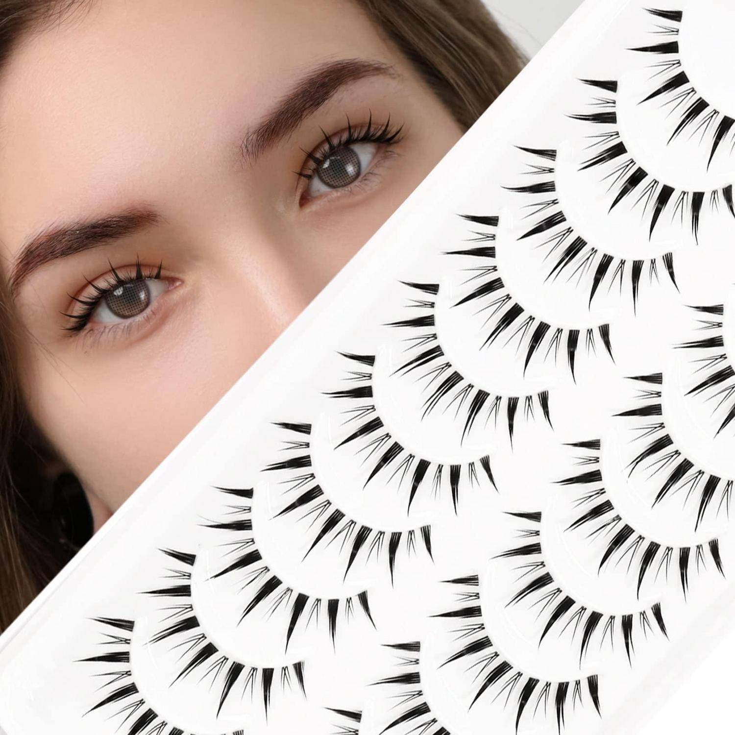 Nahaufnahme der Augen einer Frau neben einer Auswahl falscher Wimpern, was auf eine Wimpernproduktanzeige hindeutet.