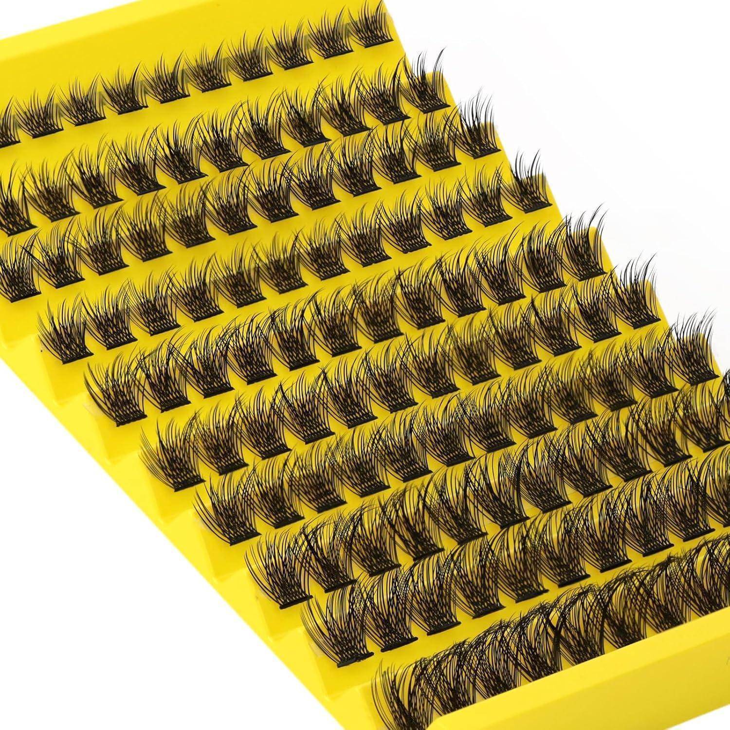 Tablett mit schwarzen künstlichen Wimpern, ordentlich in Reihen auf einer gelben Displaytafel angeordnet.