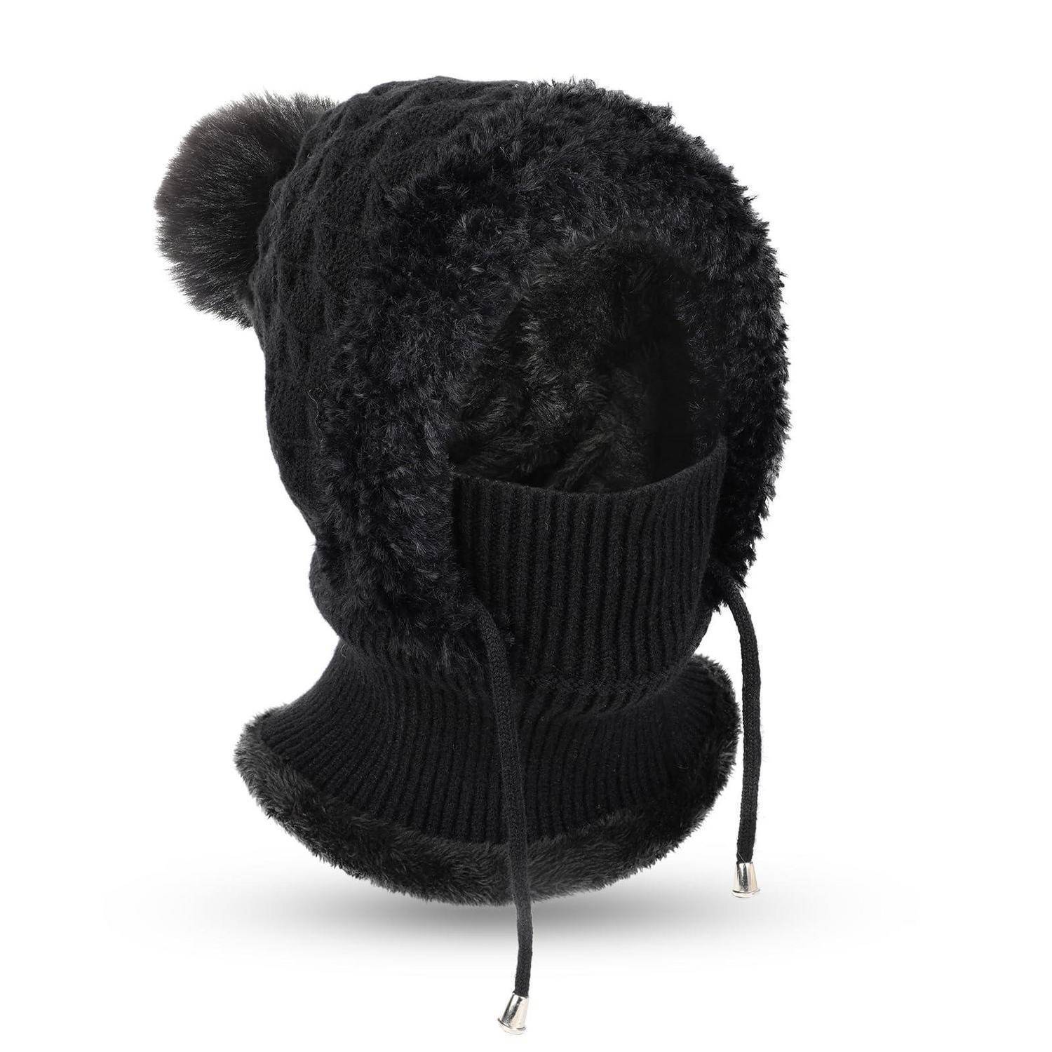 Schwarze, pelzige Wintermütze mit Ohrklappen und einem gerippten Nackenschutz, gezeigt vor weißem Hintergrund.