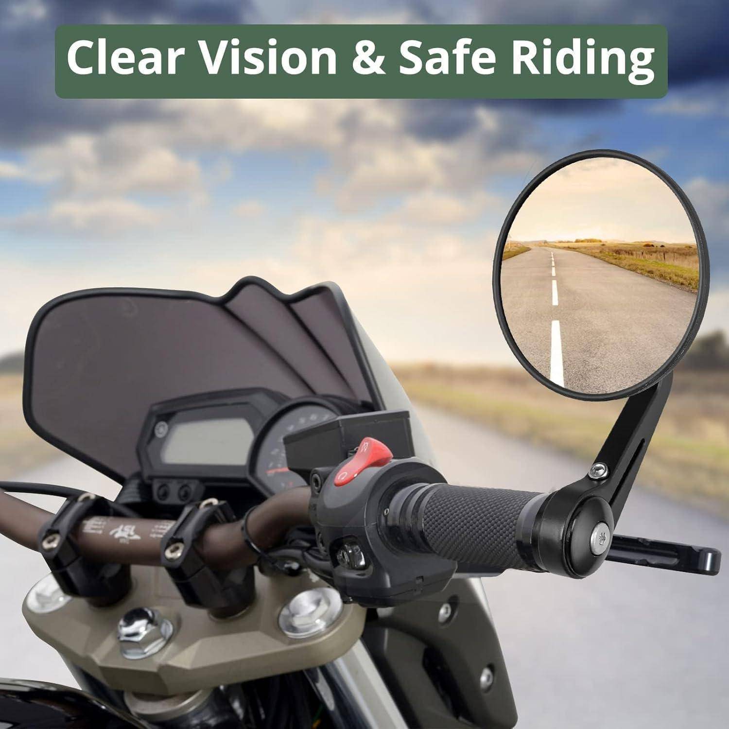 Motorradlenker mit einem Spiegel, der die Straße voraus zeigt, überlagert mit dem Text „Klare Sicht & Sicheres Fahren