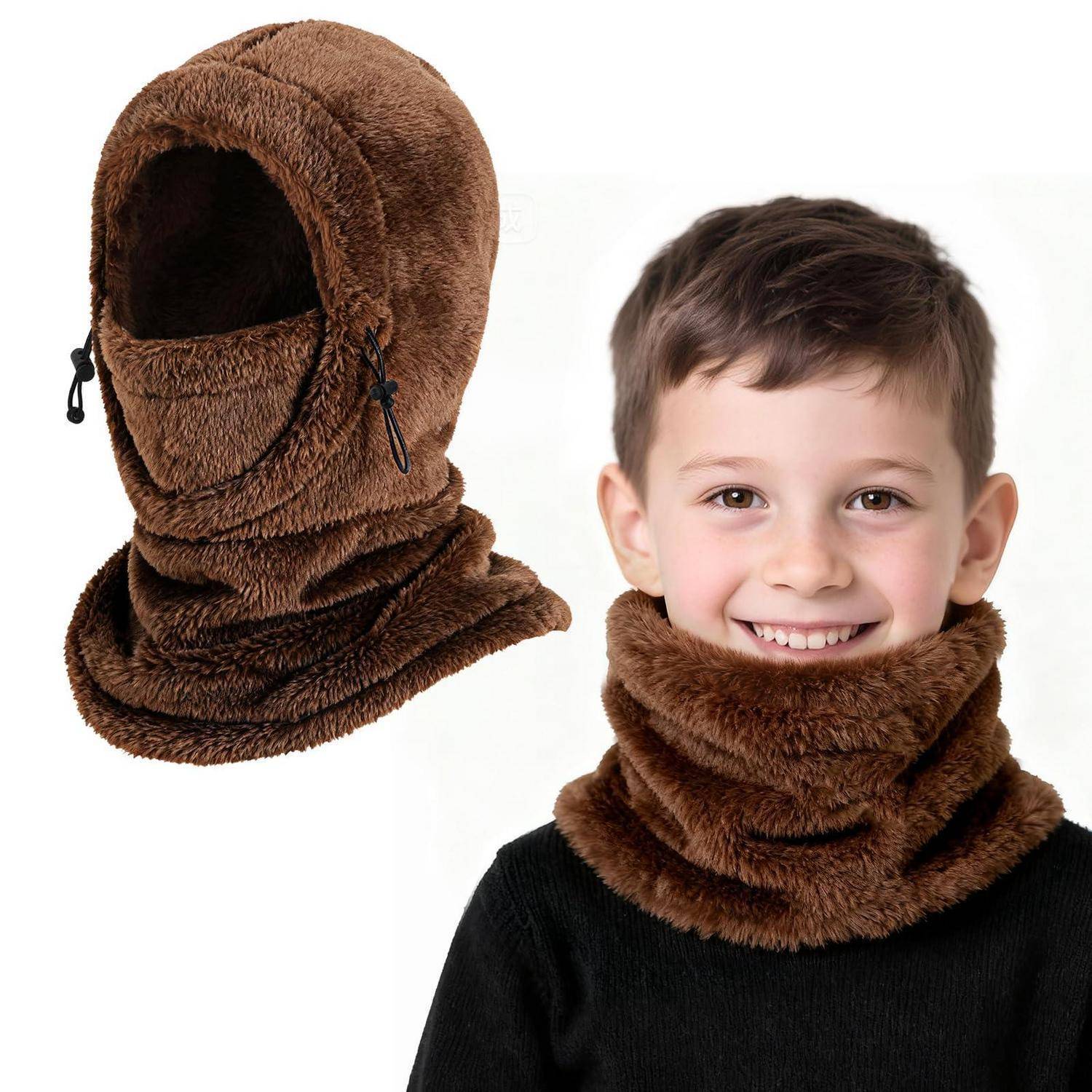 Braune, flauschige Kapuze und Nackenwärmer, gezeigt an einem lächelnden Jungen, mit der hochgezogenen Kapuze neben ihm auf weißem Hintergrund.