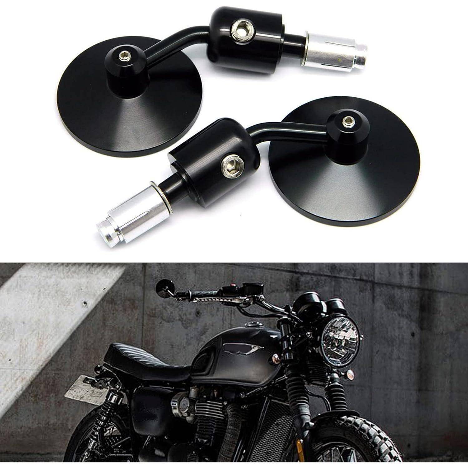 Paar schwarzer Motorrad-Endspiegelm über einem maßgeschneiderten schwarzen Motorrad mit rundem Scheinwerfer und strukturierten Reifen dargestellt.