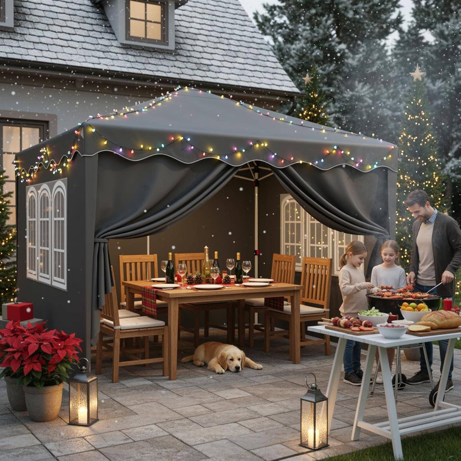 Familie bereitet ein Außenmahlzeit unter einem dekorierten Pavillon vor, mit Kindern, die neben einem Buffettisch helfen, und einem Hund, der darunter ruht.
