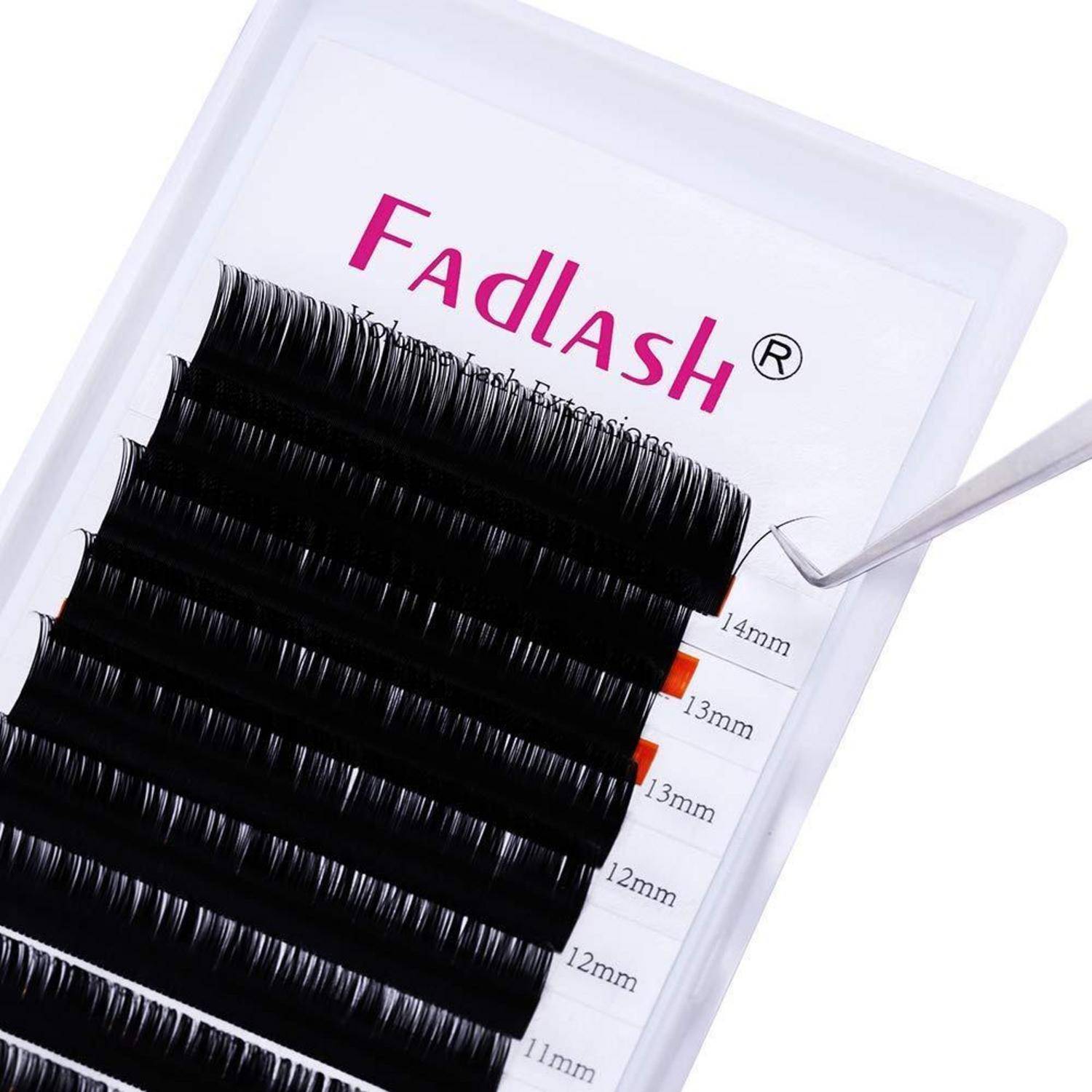 Nahaufnahme des Fadlash-Wimpernverlängerungstabletts mit gemischten schwarzen künstlichen Wimpern und einer Pinzette, die einen Streifen anhebt.