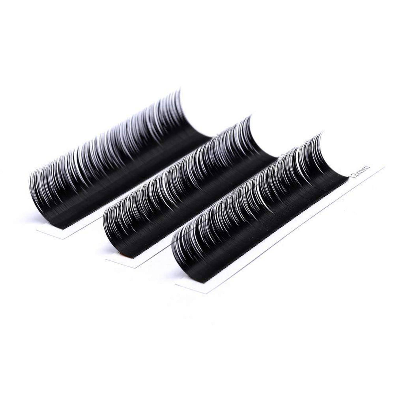 Drei schwarze falsche Wimpernstreifen diagonal auf weißem Hintergrund angeordnet.