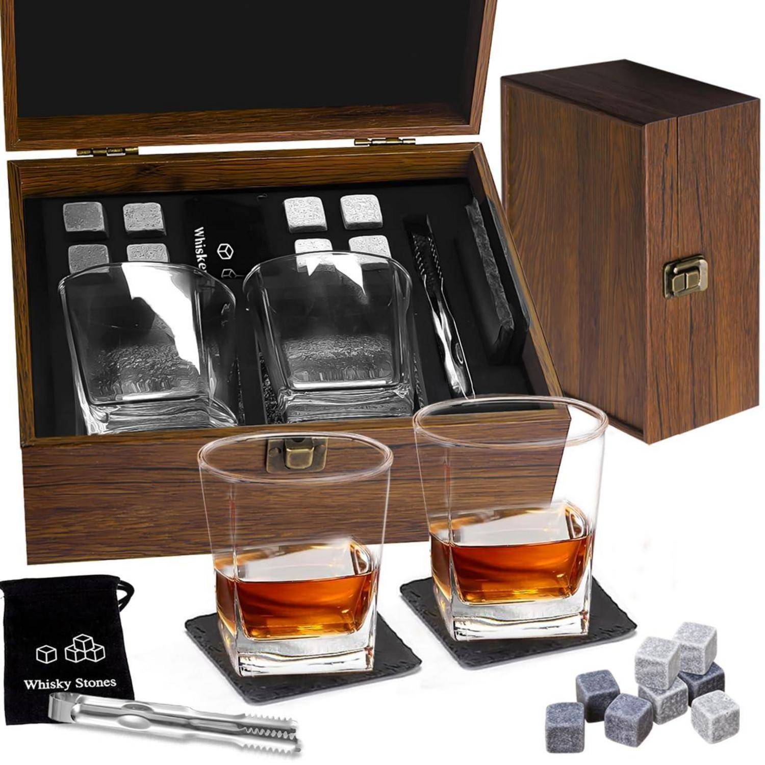 Whisky-Geschenkset mit Holzbox, zwei Gläsern, Metallzange, Steinwürfeln und zwei mit Whisky gefüllten Bechern auf Untersetzer, plus Aufbewahrungstasche.
