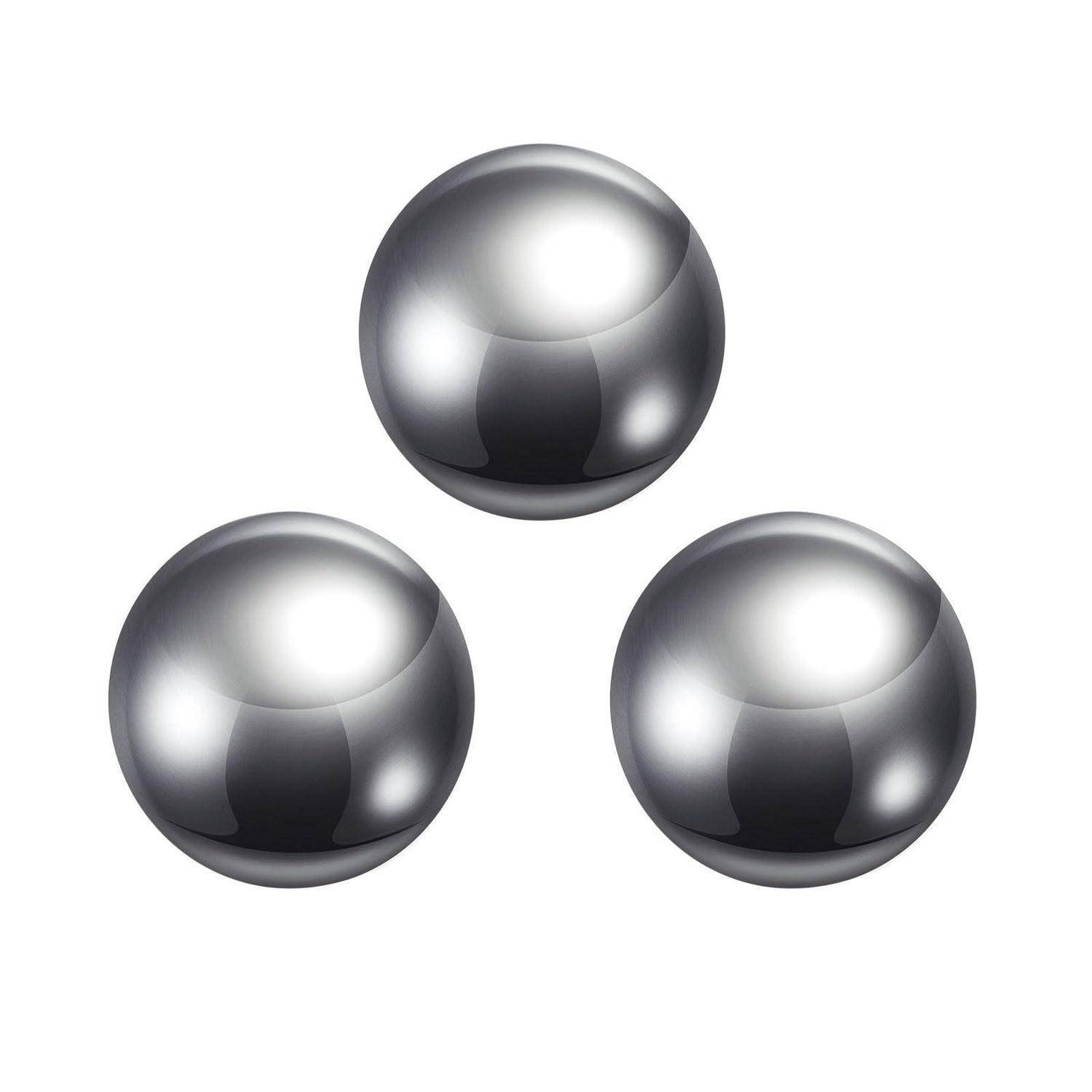 Drei glänzende metallische Kugeln, die ein Dreieck auf weißem Hintergrund bilden.