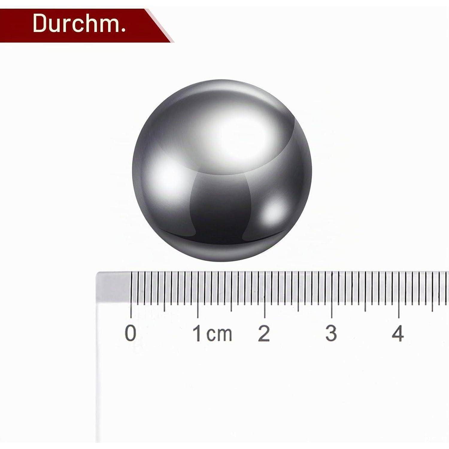 Metallisch graue Kugel über einem in Zentimetern gekennzeichneten Lineal, das zeigt, dass der Durchmesser des Objekts etwa 2 cm beträgt.