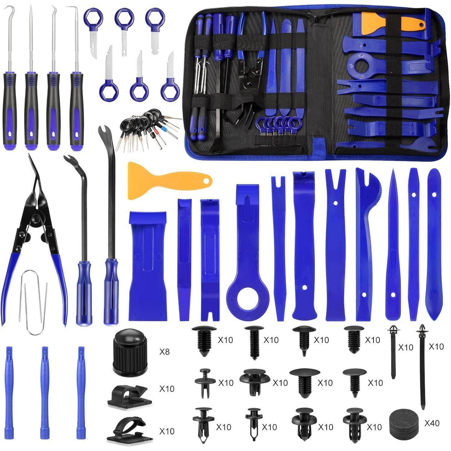 Blau-schwarzes Werkzeugsatz zum Entfernen von Auto-Verkleidungen mit Tasche, Zangen, Schraubendrehern, Hebelwerkzeugen, Clips, Befestigungselementen und Stiften auf weißem Hintergrund angeordnet.