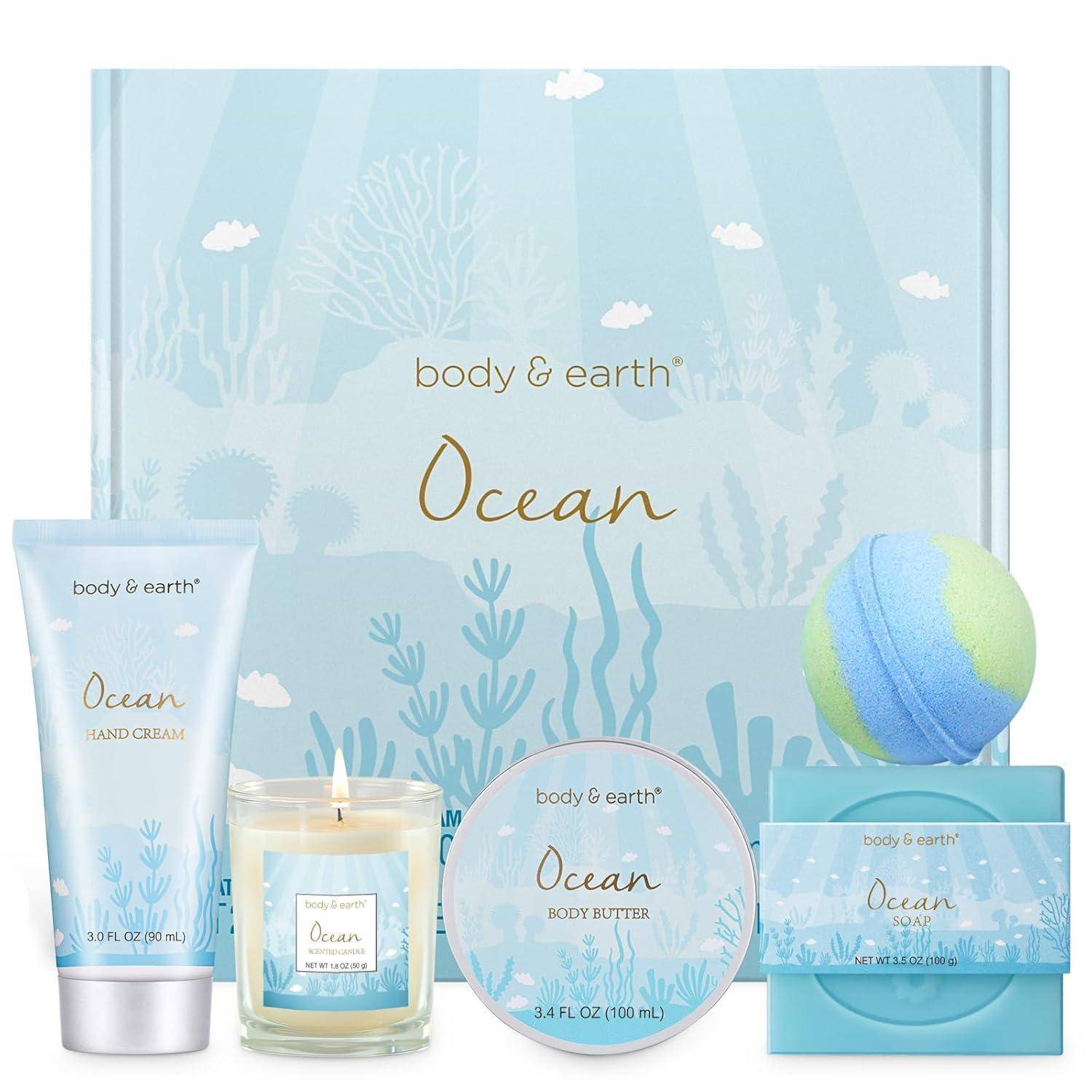 Body & Earth Ozean-Bad und Körperpflegeset mit Handcreme, Körperbutter, Seife, Kerze, Badebombe und passender Schachtel in blauer ozeanischer Verpackung.