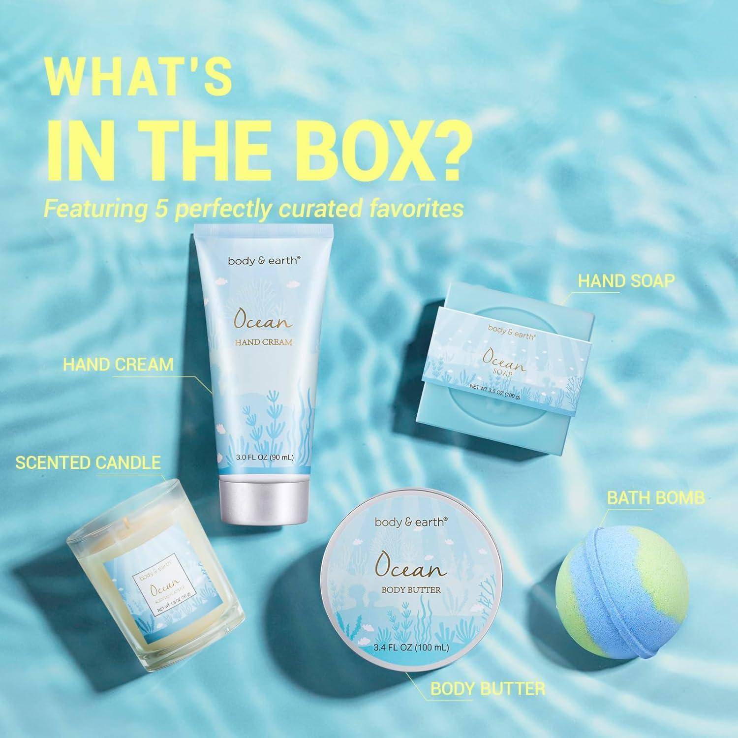 Meeresthematische Geschenkbox mit fünf Artikeln mit den Etiketten Handcreme, Handseife, Duftkerze, Körperbutter und Badebombe unter der Überschrift „Was ist in der Box?