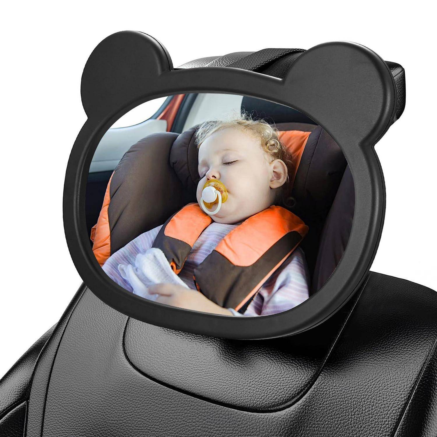 Baby schläft in einem Autokindersitz, gesehen durch einen bärenförmigen Rückspiegel zum Beobachten des Kindes während der Fahrt.