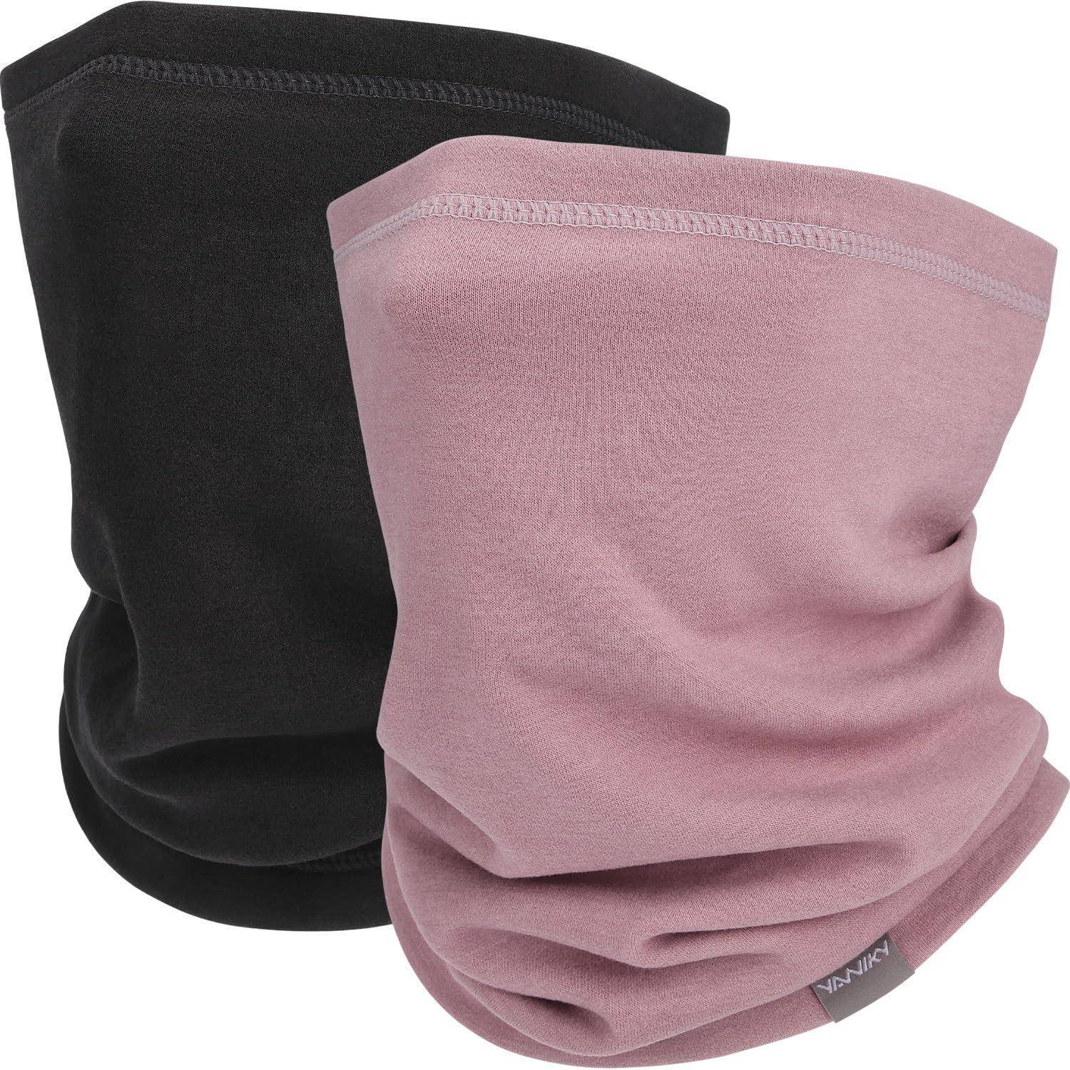 Zwei Stoff-Halstücher, eines schwarz und eines rosa, auf weißem Hintergrund gezeigt.