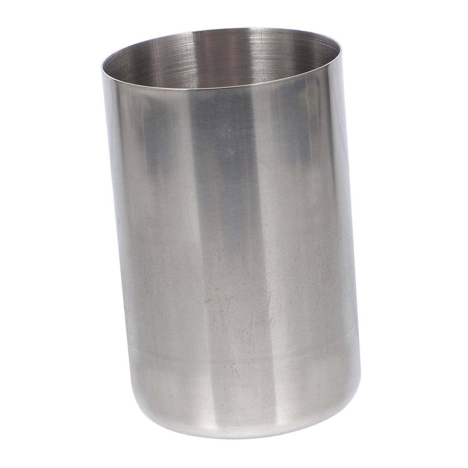 Ein Becher oder Trinkglas aus Edelstahl mit zylindrischer Form auf einem einfachen weißen Hintergrund.