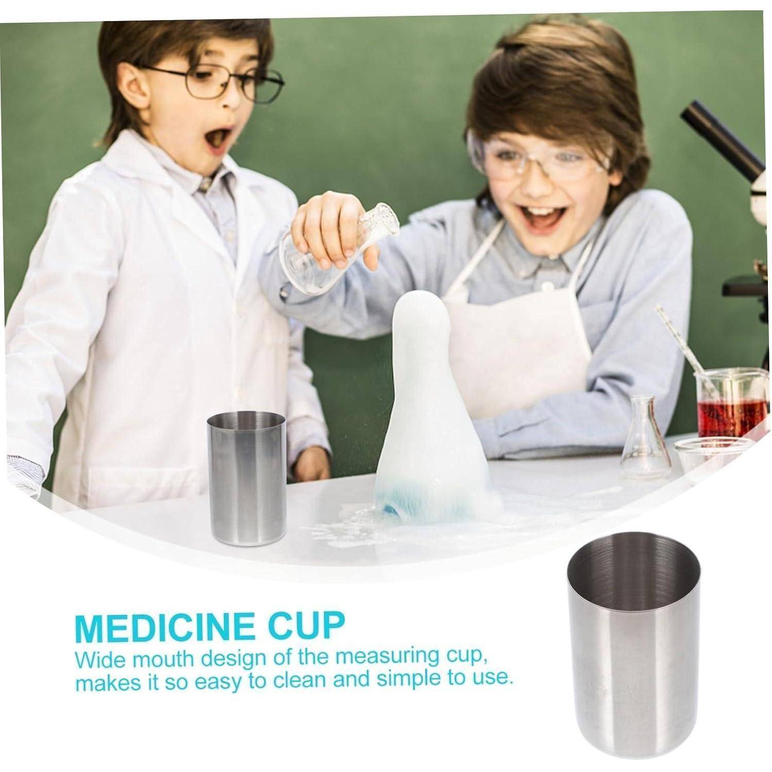 Werbebild von zwei Kindern in Laborkitteln, die ein naturwissenschaftliches Experiment mit einem metallischen Medizinbecher durchführen; der Text lautet „MEDIZINBECHER