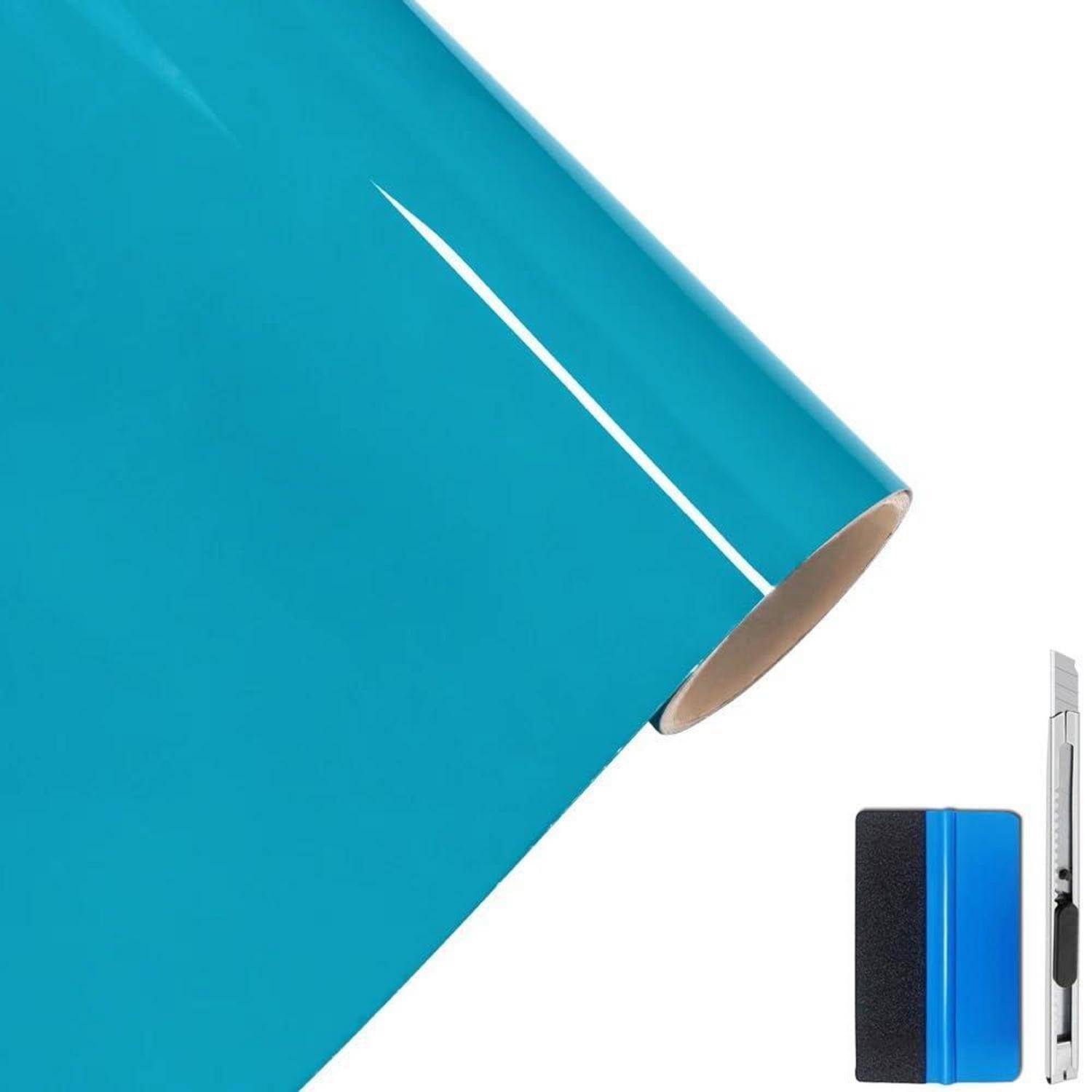 Blaue Rolle aus Vinyl oder Klebstoff-Film mit Universalmesser und Rakel, die Werkzeuge zum Schneiden und Auftragen des Materials zeigt.