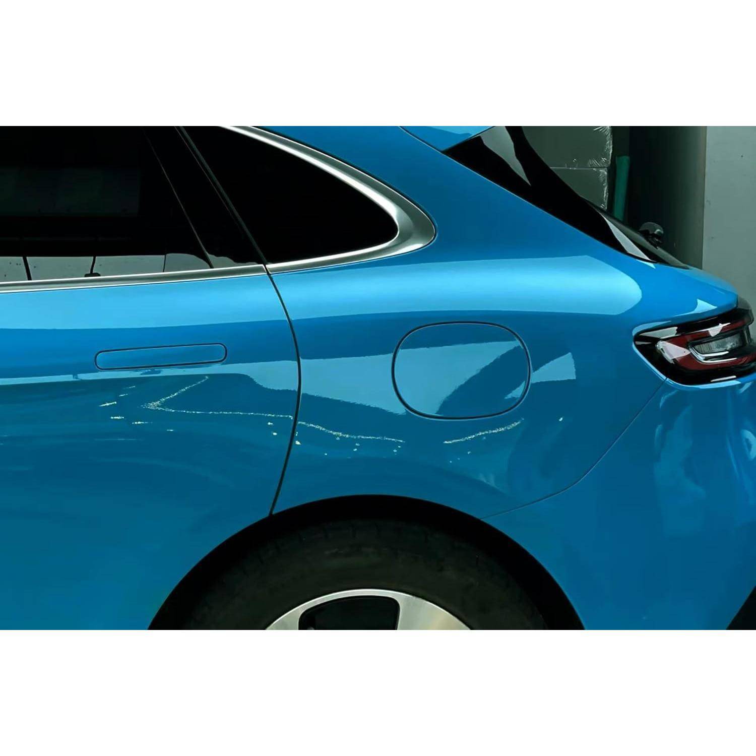 Blaues Auto von hinten mit Tankdeckel, getöntem Fenster und Rücklicht, in Nahaufnahme gezeigt.