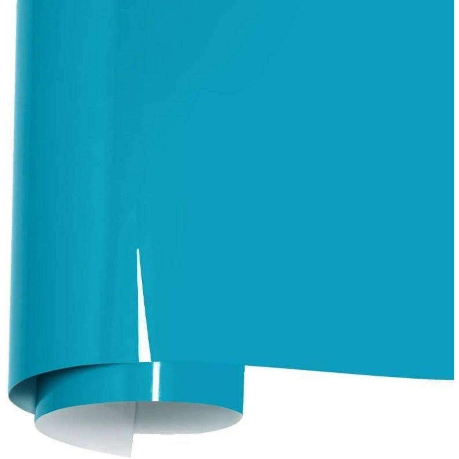 Nahaufnahme einer aufgerollten blaugrünen Postern oder Papierrolle auf weißem Hintergrund.