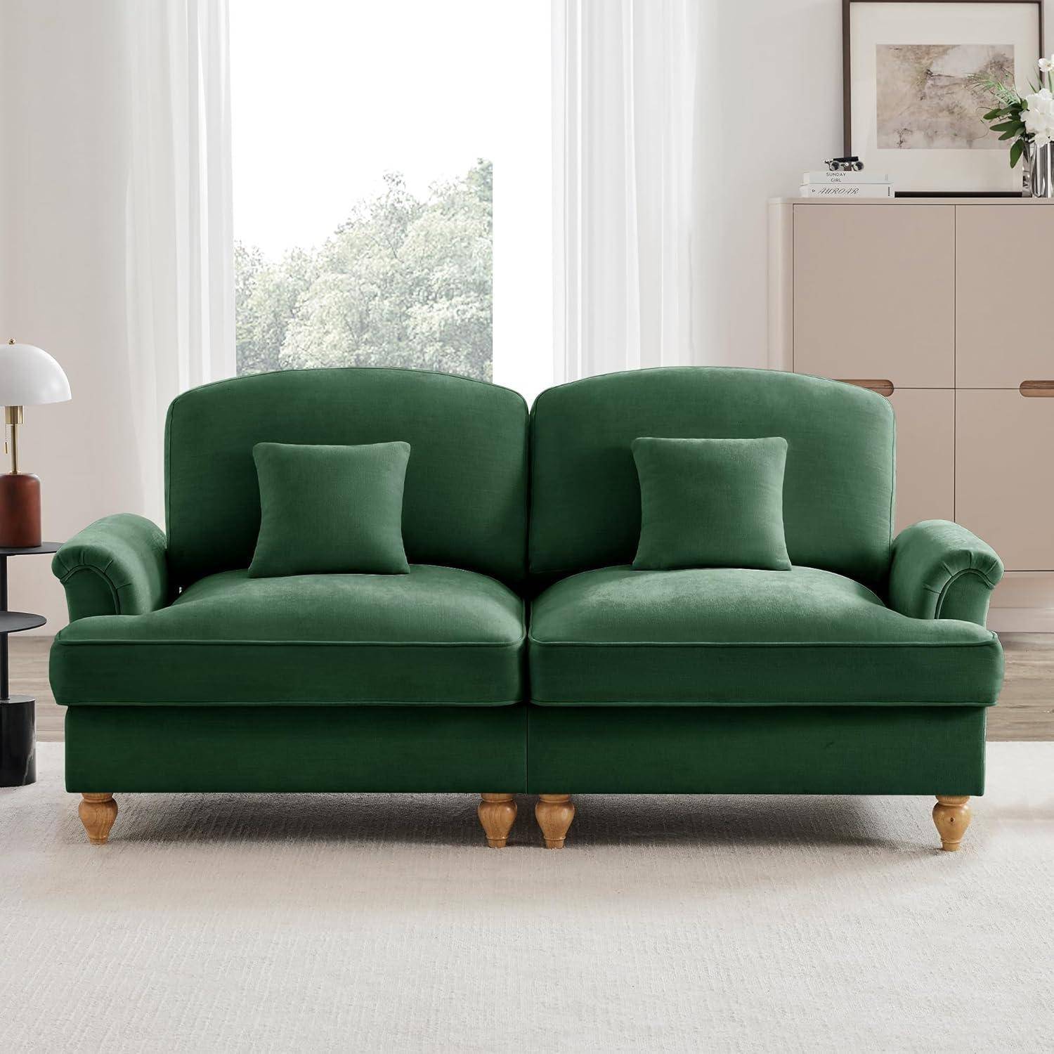 Grünes Samt-Zweisitzer-Sofa mit zwei passenden Kissen in einem hellen, minimalistischen Wohnzimmer
