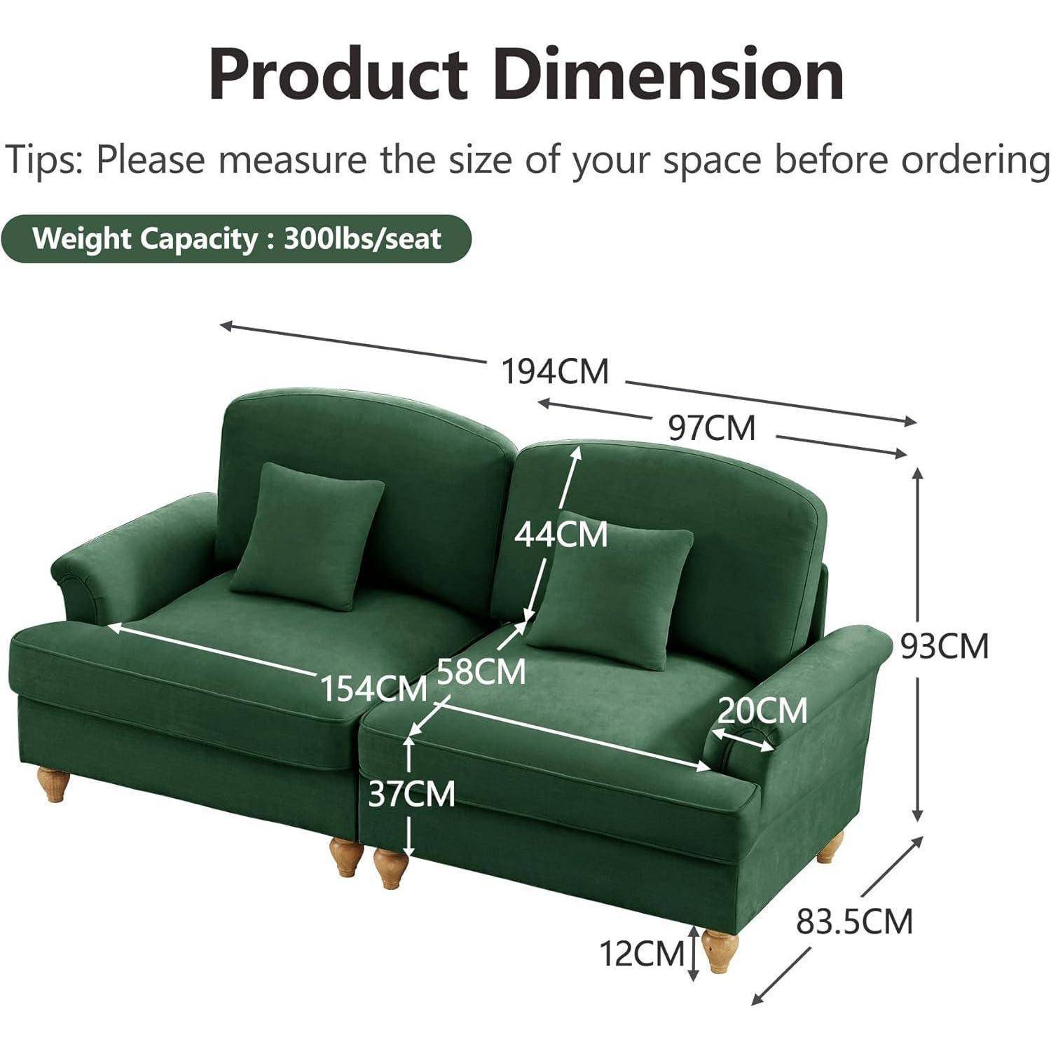 Produktdimensionsdiagramm für ein grünes zweisitziges Loveseat: 194 cm breit, 93 cm hoch, 83,5 cm tief, Tragfähigkeit 300 lb/Sitz, mit beschrifteten Sitz- und Armlehnenmaßen.