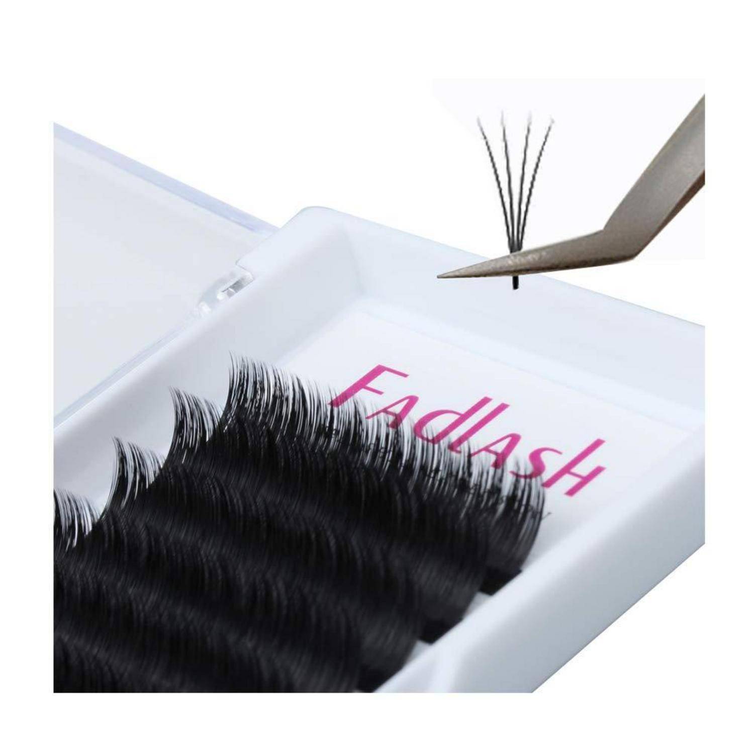 Nahaufnahme von falschen Wimpern in einem Behälter mit der Aufschrift 