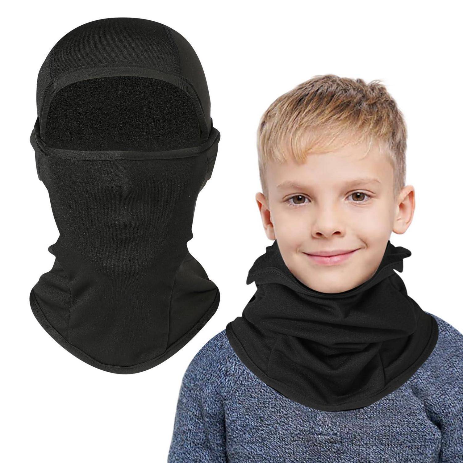 Produktbild, das eine schwarze Gesichtsmaske im Balaclava-Stil und eine Nackenmanschette neben einem Jungen zeigt, der den schals-ähnlichen Nackenfeuer trägt.