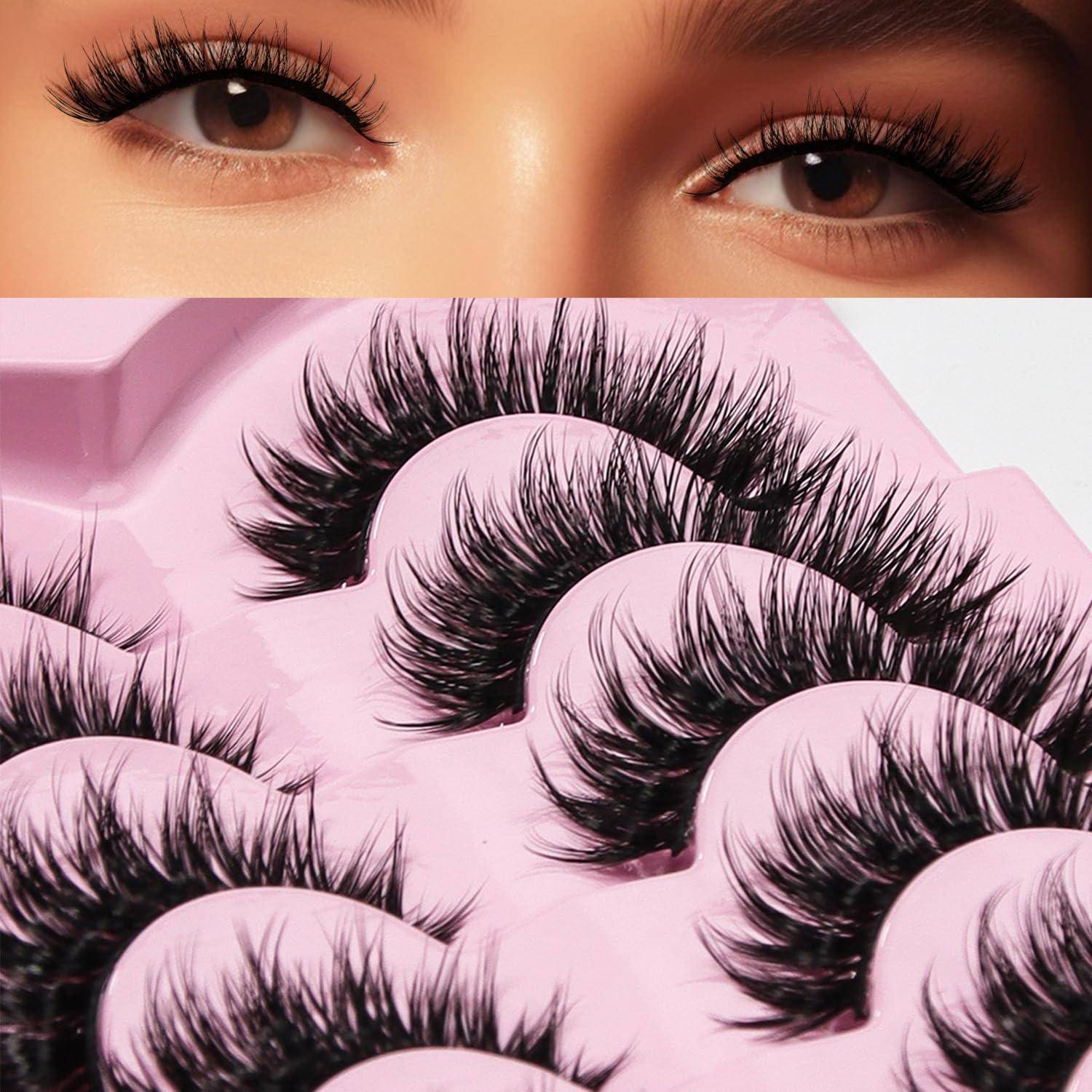 Nahaufnahme von Augen mit langen künstlichen Wimpern über einer rosa Verpackung, die mehrere Paare dramatischer schwarzer künstlicher Wimpern zeigt.