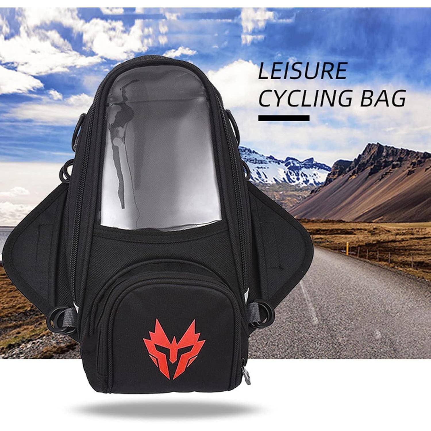 Schwarze Freizeit-Radreisetasche mit transparenter Obertasche, vorderer Reißverschlusskompartiment und rotem Logo, gezeigt vor einem Bergstraßenhintergrund mit dem Text „LEISURE CYCLING BAG".