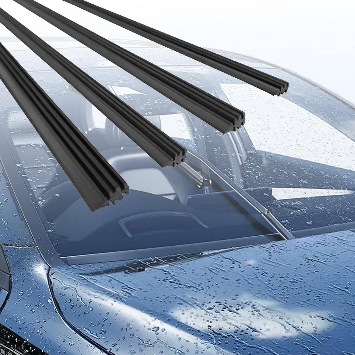 Nahaufnahme einer nassen Autoscheibe mit drei schwarzen Scheibenwischblättern, die über das Glas positioniert sind.