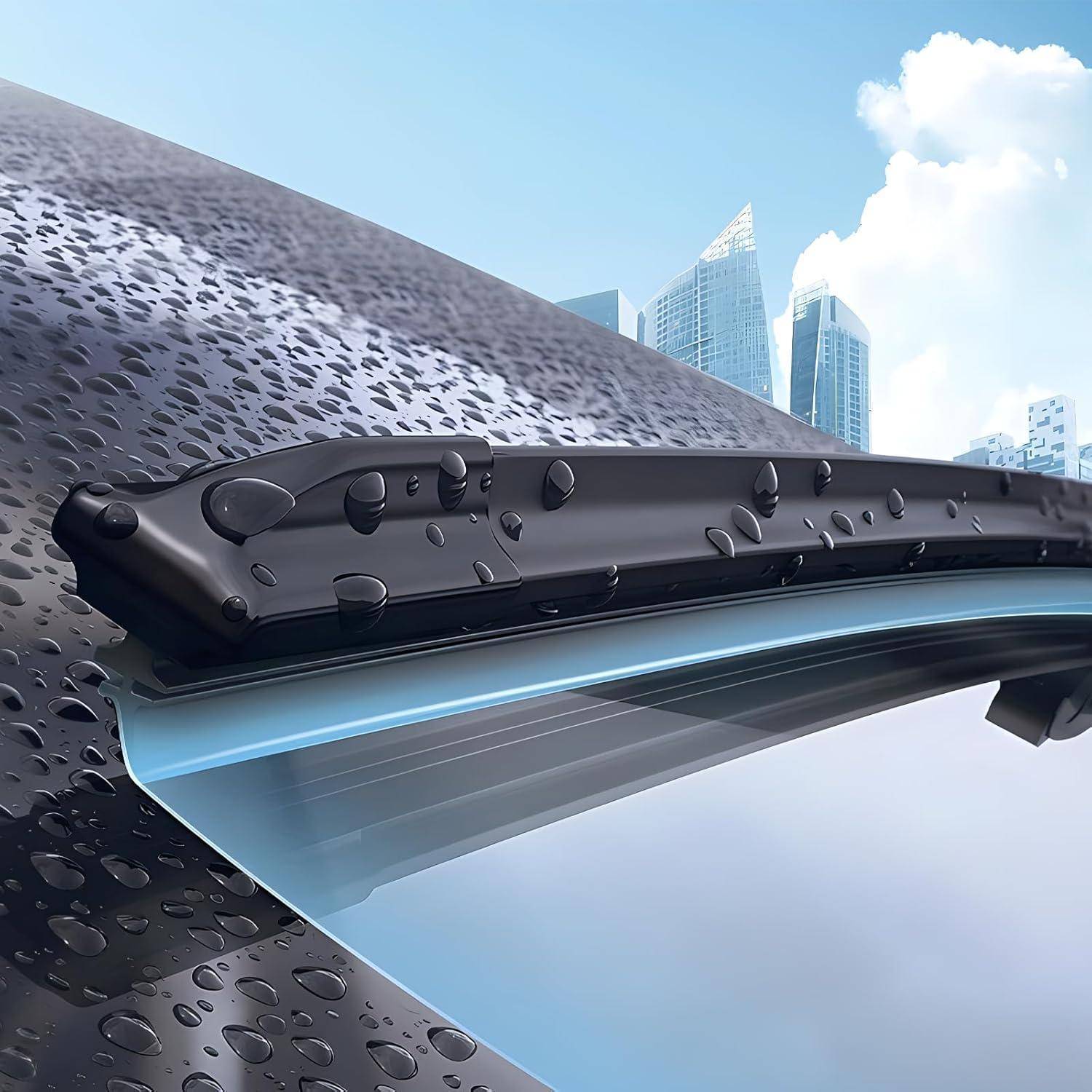 Nahaufnahme eines Scheibenwischers eines Autos, der Regenwasser auf einer nassen Windschutzscheibe abwischt, mit in dem Glas reflektierten Hochhäusern der Stadt und blauem Himmel.