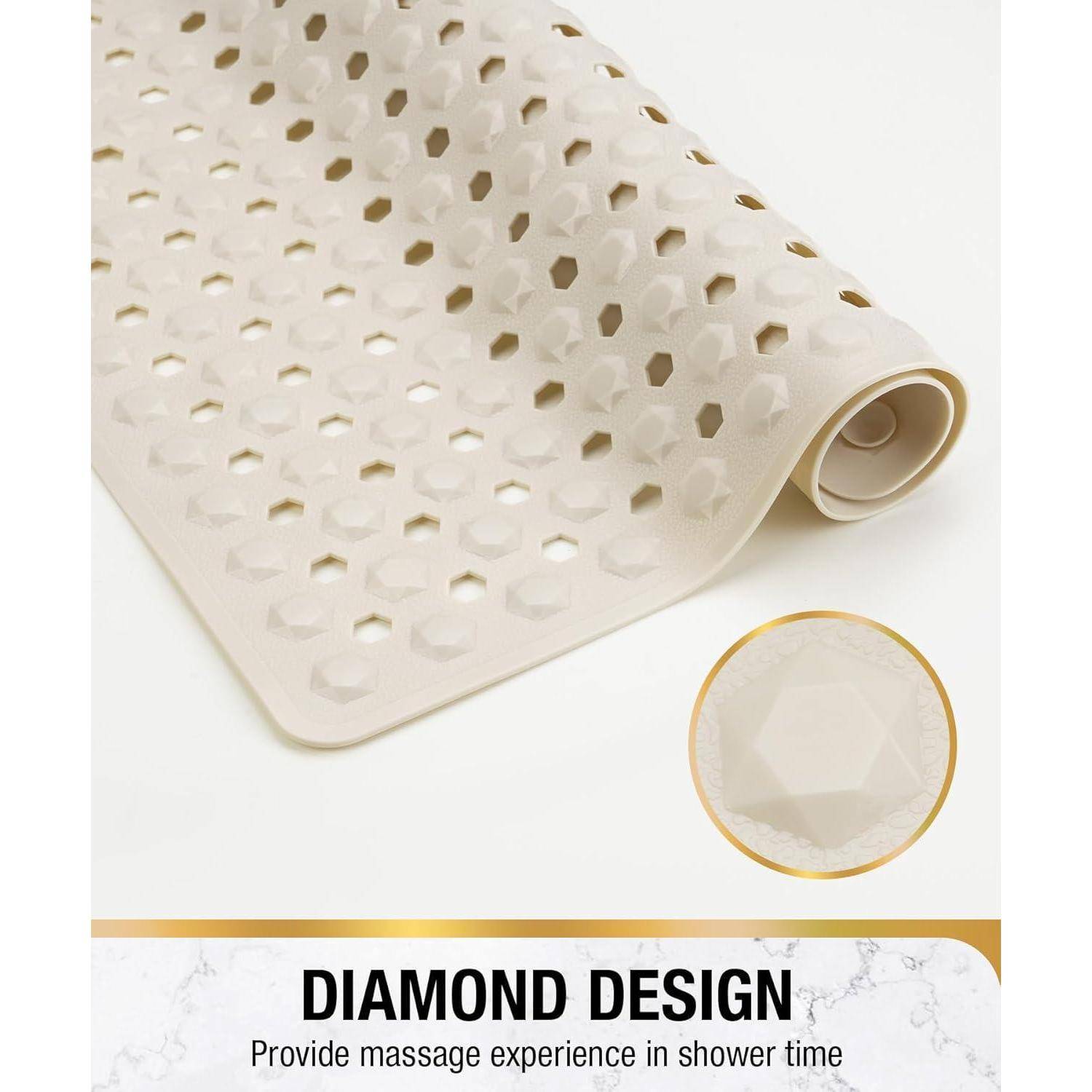 Aufgerollte beige Badematte mit rautenförmigen Löchern und Nahaufnahme des Einsatzes, beschriftet mit „DIAMOND DESIGN