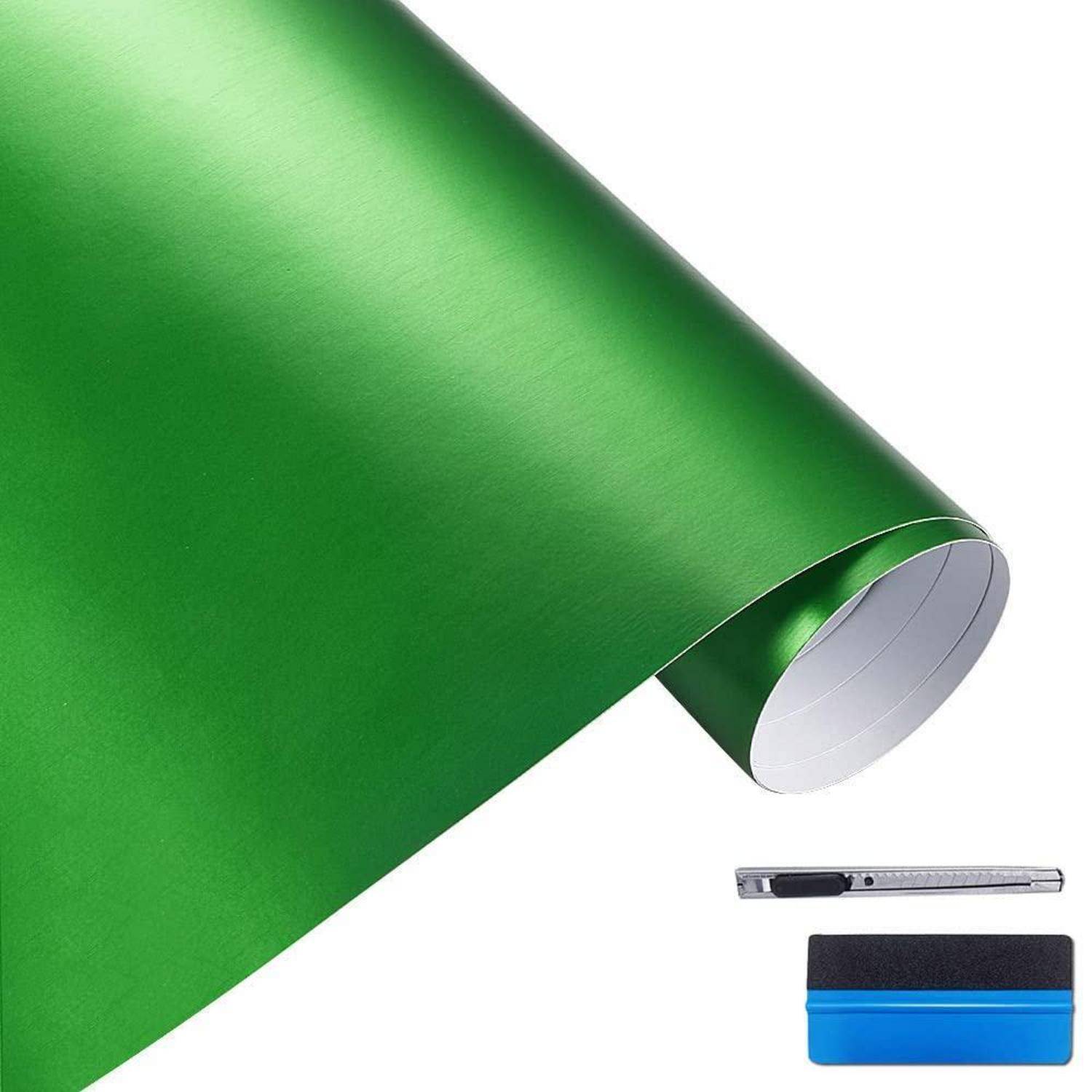 Grüne selbstklebende Vinyl-Wickelfolie mit Rasiermesser und blauem Rakel als Anwendungswerkzeuge.