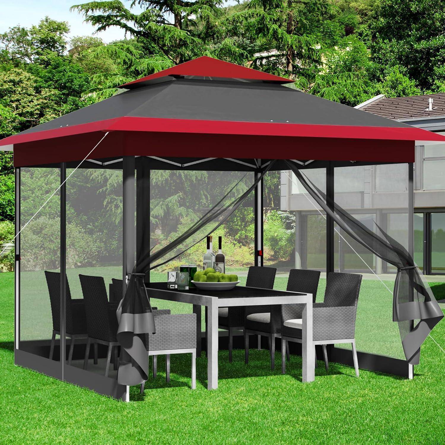 Outdoor-Pavillon mit rot-schwarzem Dach, Netz-Seitengardinen und Esstisch mit Stühlen auf einer grünen Rasenfläche.