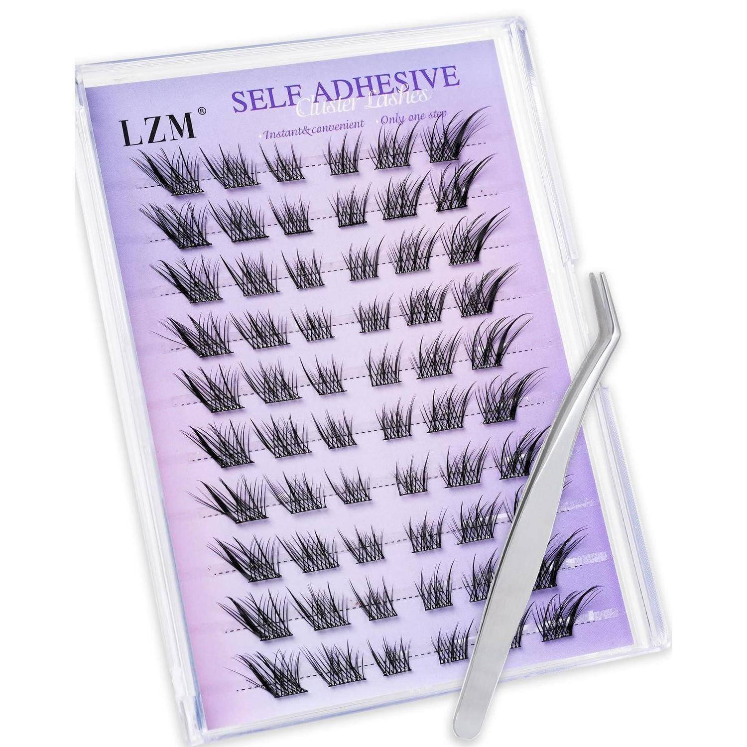 Verpacktes selbstklebendes Wimpernset auf einer violetten Karte mit silbernen Pinzetten über dem klaren Kunststoffetui.