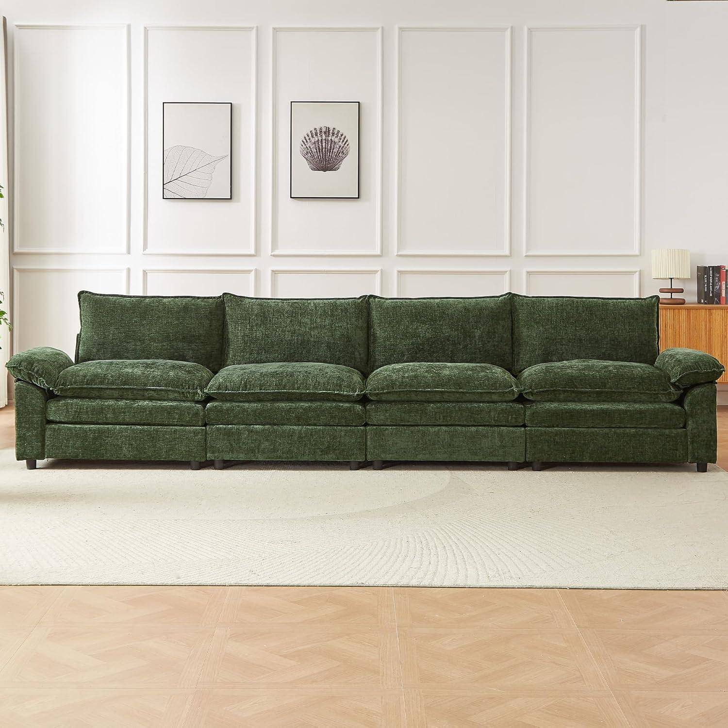 Langzeitiges dunkelgrünes gepolstertes Sofa zentriert in einem hellen Wohnzimmer mit gerahmter Wandkunst und einem hellen Teppich.
