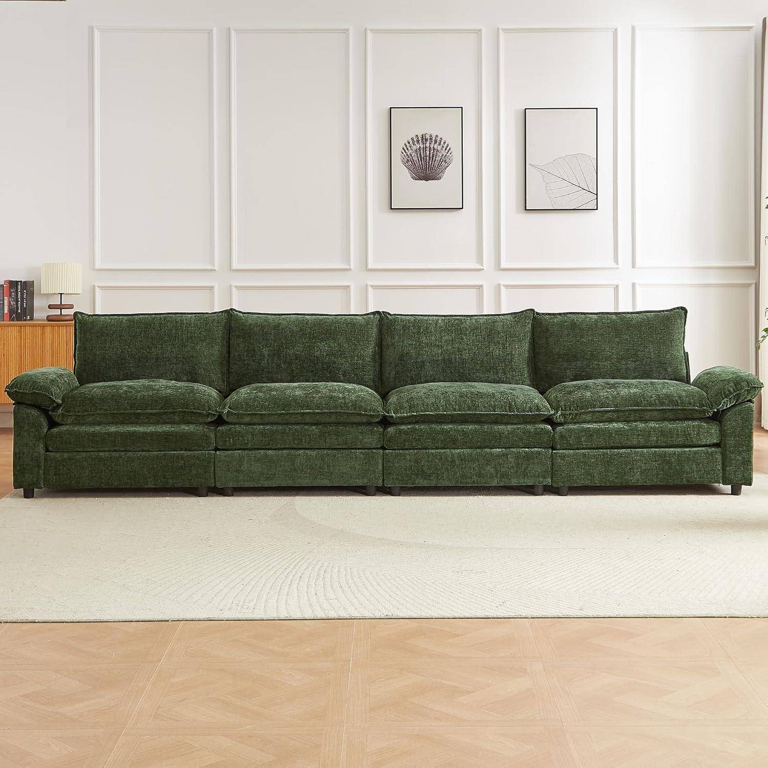 Dunkelgrünes Ecksofa mit gesteppten Kissen in einem hellen, minimalistischen Wohnzimmer vor einer weißen vertäfelten Wand mit Bilderrahmen.