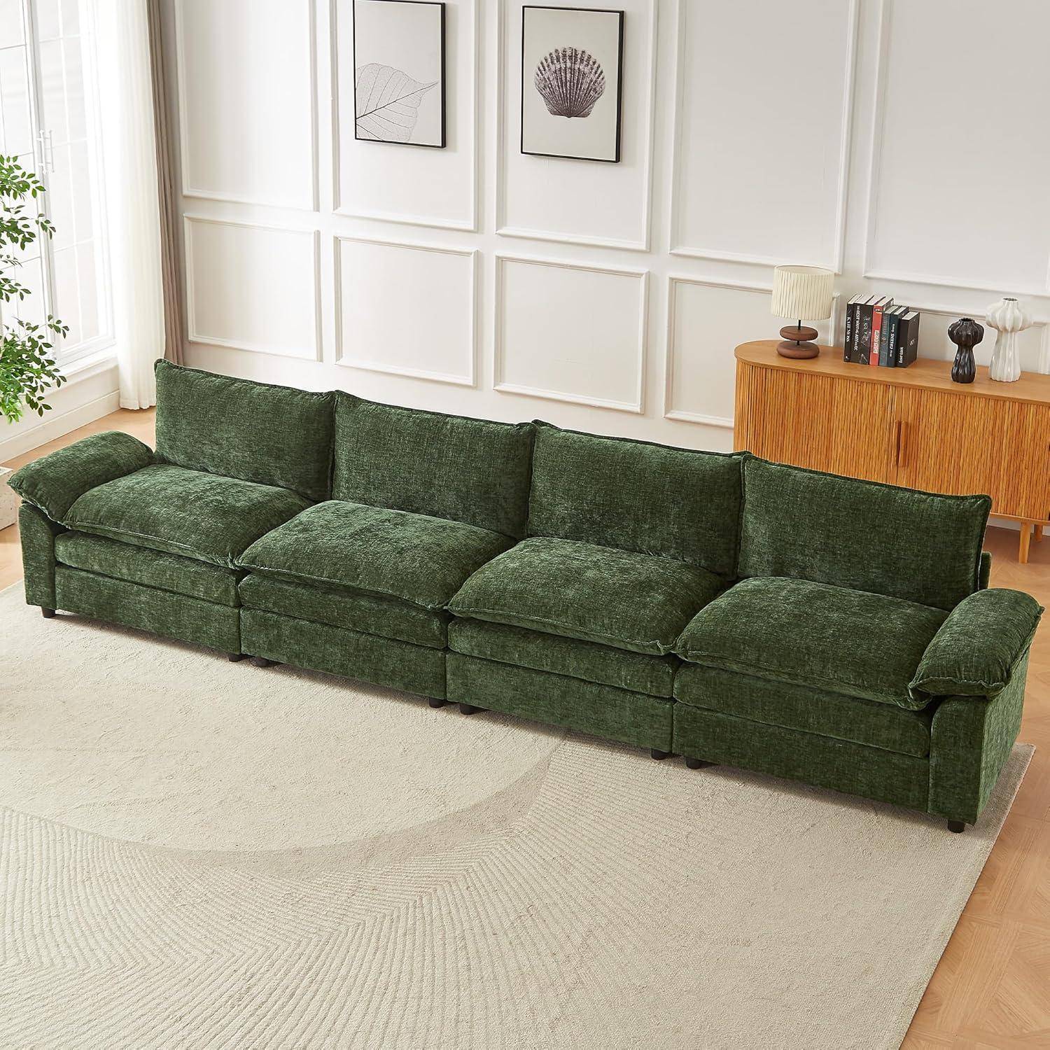 Dunkelgrünes Samtsektionalsofa in einem hellen Wohnzimmer mit hellem Teppich, Wandkunst und einem Holz-Sideboard.