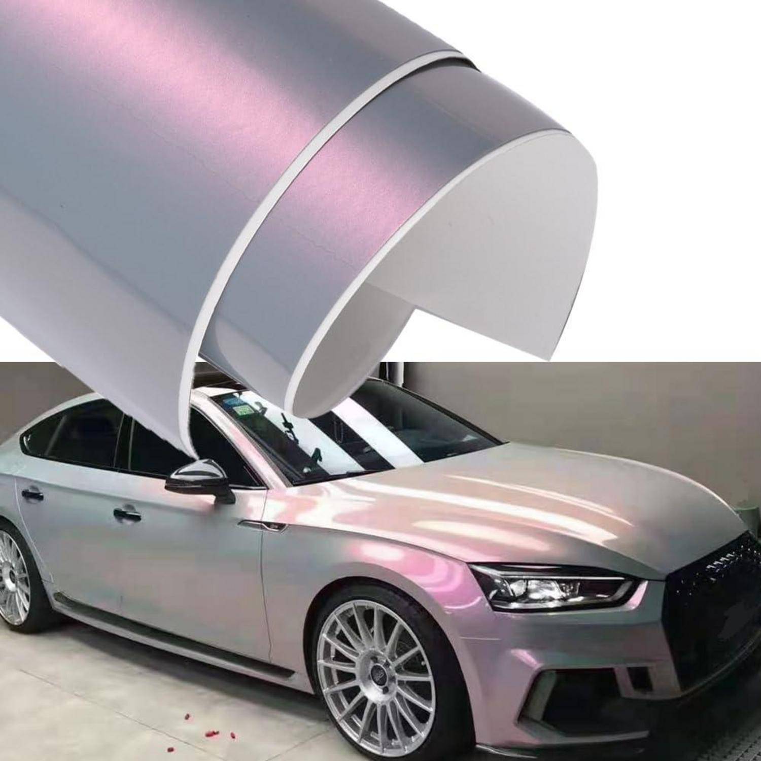 Silberner Limousine mit schillernder Folie neben einem großen passenden Folienmusters, das die reflektierende Farbwechsel-Oberfläche des Autos zeigt.