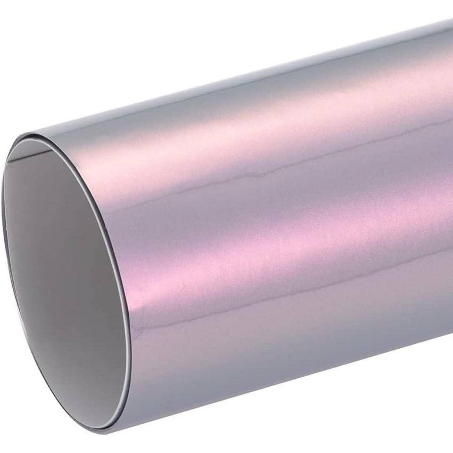 Nahaufnahme eines glänzenden metallischen zylindrischen Rohrs mit einer hohlen kreisförmigen Öffnung, dargestellt vor einem einfachen weißen Hintergrund.