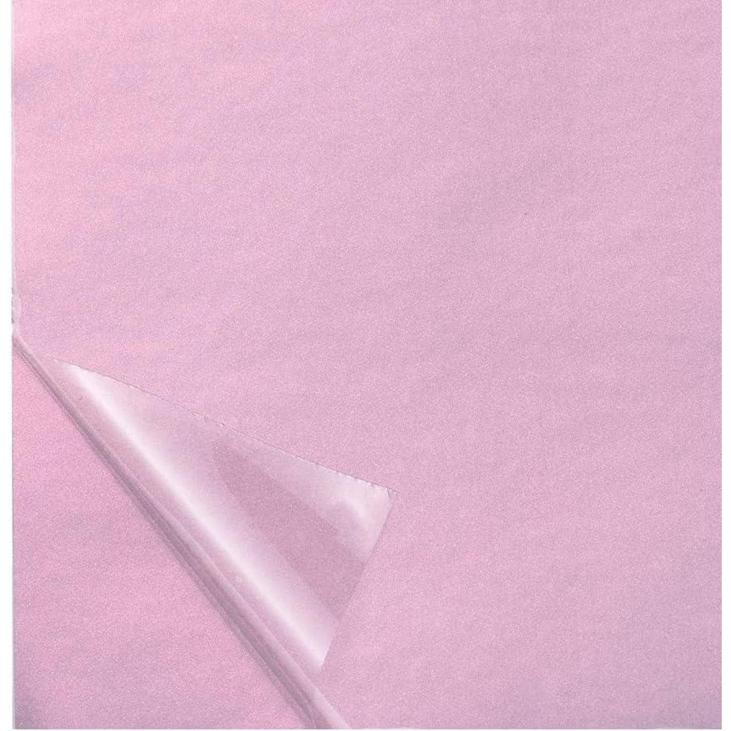Nahaufnahme eines rosa seidenähnlichen Stoffes mit einer gefalteten Ecke, die eine glänzende Unterseite offenbart.