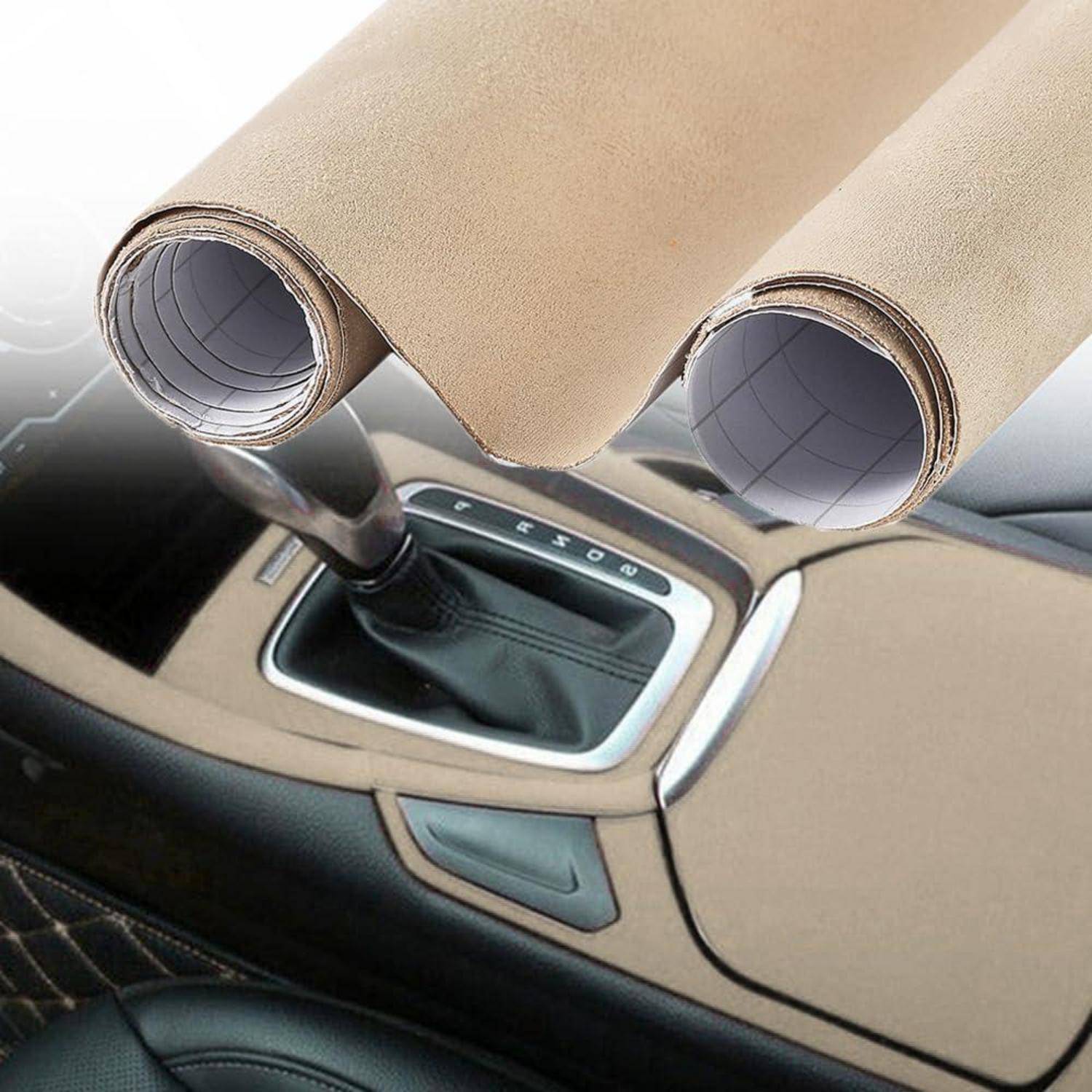 Armaturenbrett und Schaltknüppel aus Autoinnenraum mit beigefarbener Vinyl-Folie beklebt, mit zwei aufgerollten Bahnen der Folie oben als verwendetes Material dargestellt.