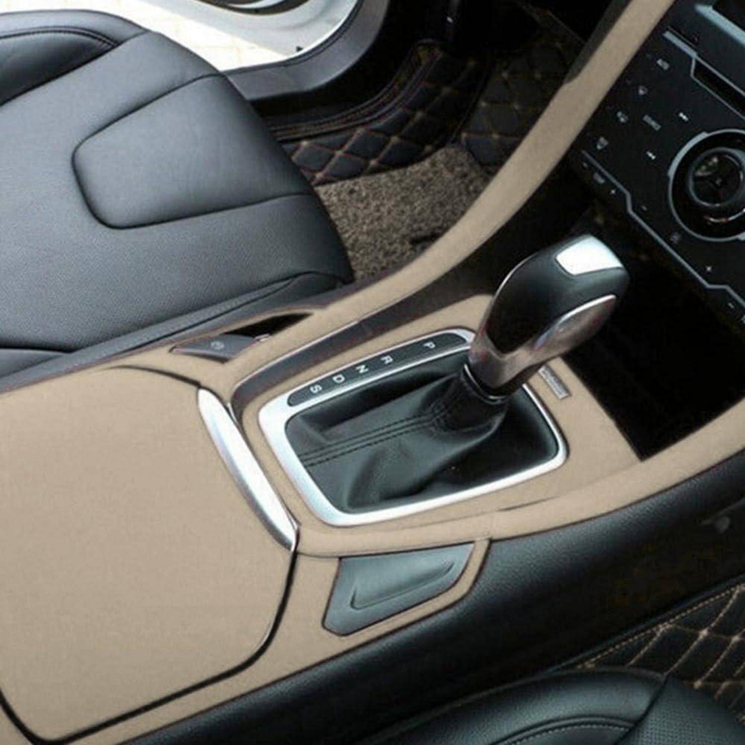 Nahaufnahme des Autoinnenraums mit einem automatischen Schaltorgan auf einer beigen Mittelkonsole mit schwarzen Ledersitzen und Armaturenbrettkontrolle.