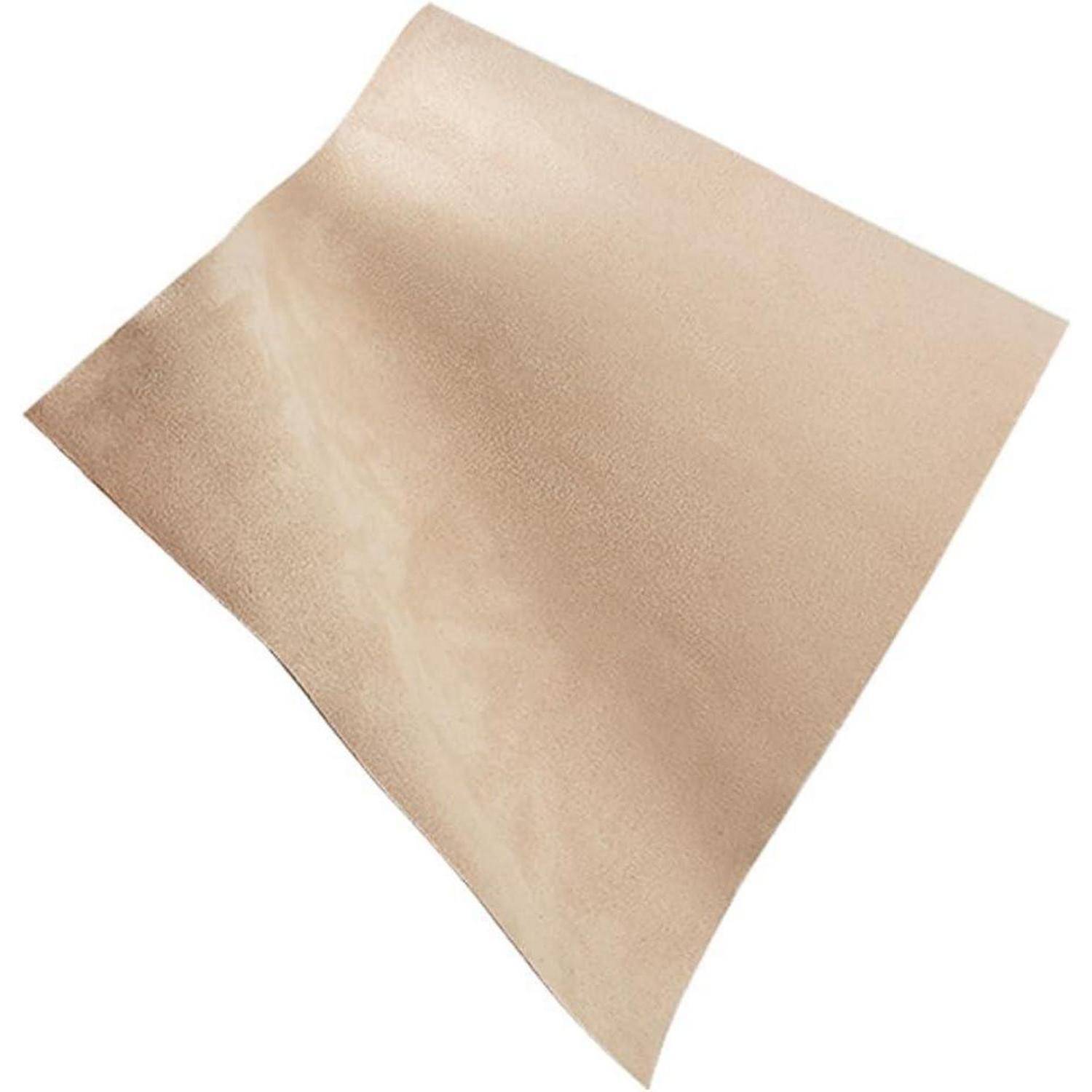 Ein beiges quadratisches Blatt aus strukturiertem Material, diagonal auf weißem Hintergrund dargestellt.