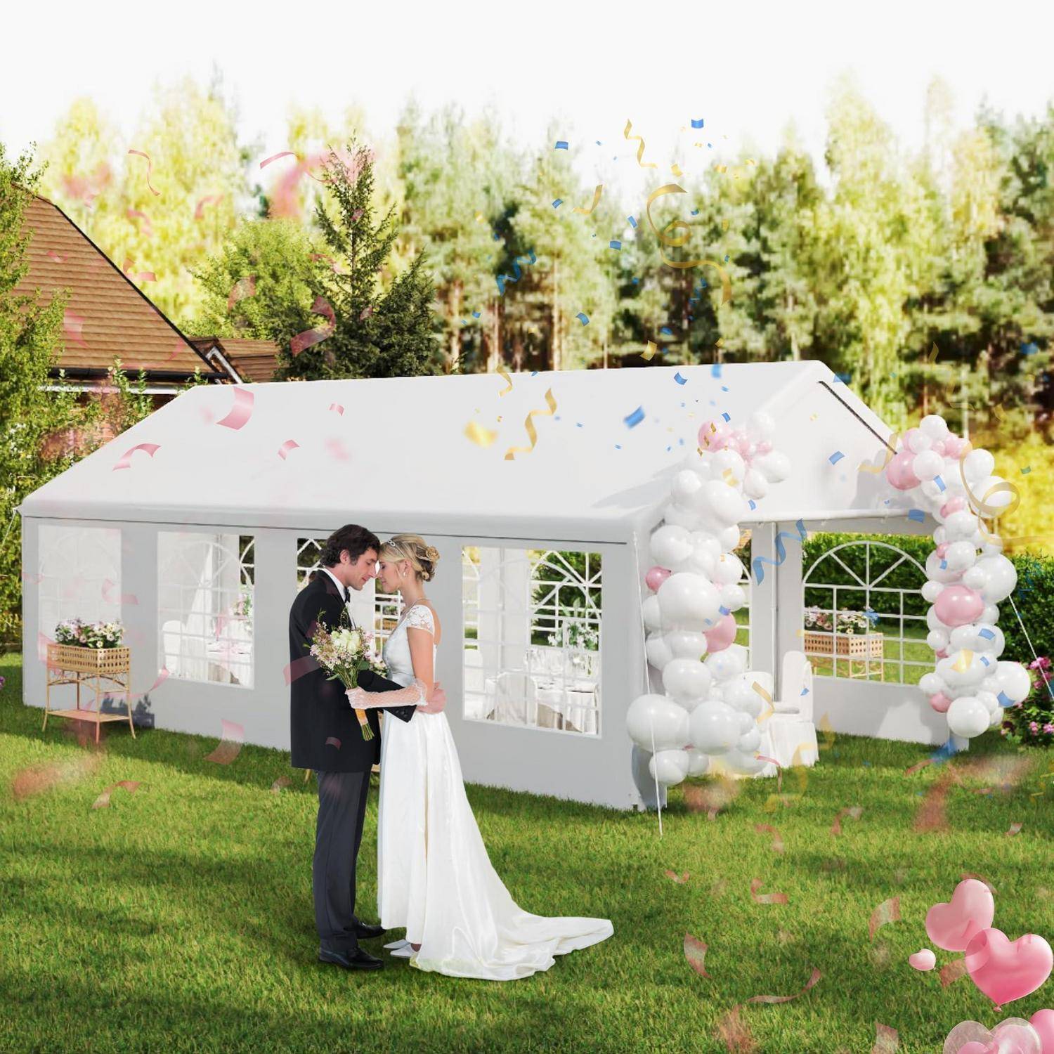 Braut und Bräutigam stehen sich umarmend unter einem Hochzeitsempfangszelt im Freien, das mit weißen und pastellfarbenen Ballonbögen sowie Konfetti dekoriert ist.
