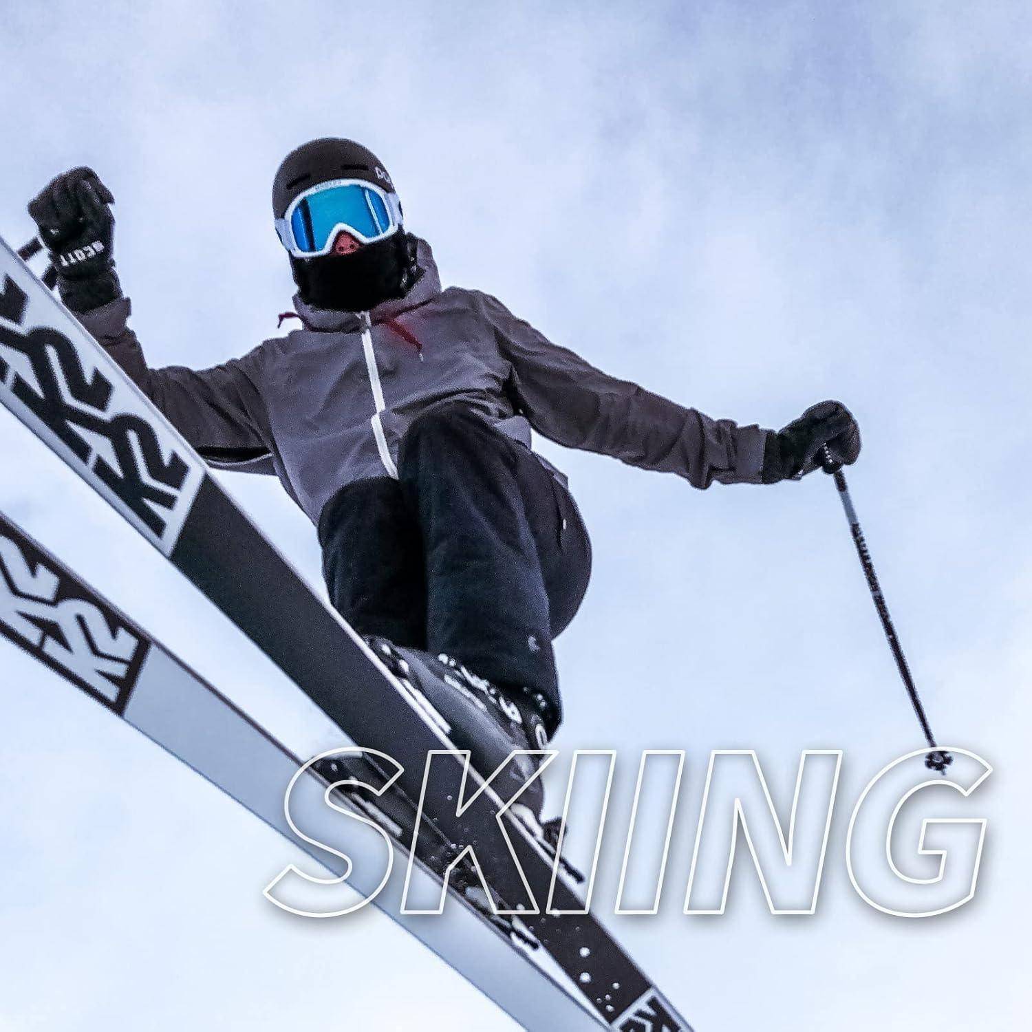 Skifahrer in der Luft bei einem Sprung, trägt Helm und Brille, mit großem „SKIFAHREN