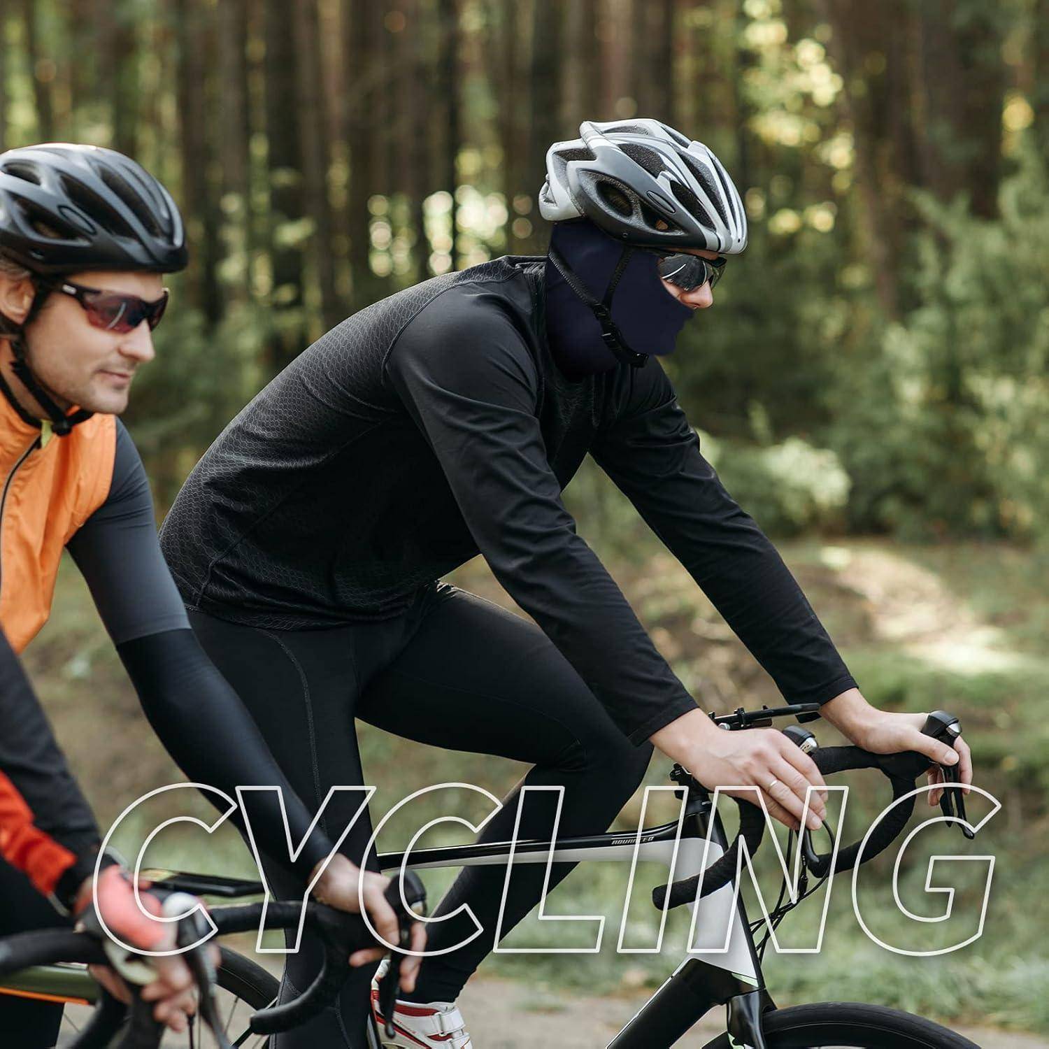 Zwei Radfahrer mit Helmen fahren auf Rennrädern auf einem Waldweg, mit 