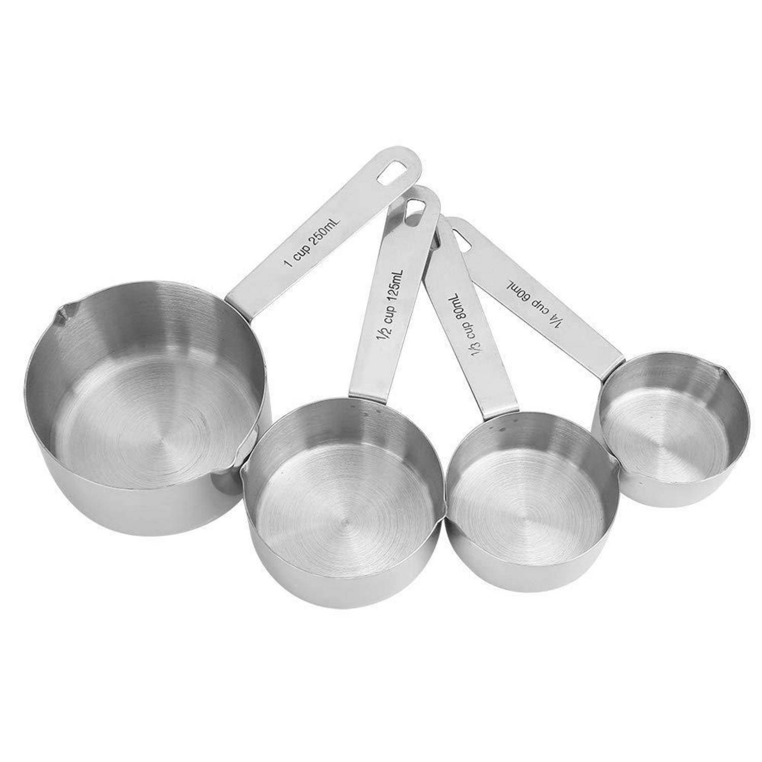 Satz aus vier Messbechern aus Edelstahl mit Griffen, beschriftet mit 1 Tasse, 1/2 Tasse, 1/3 Tasse und 1/4 Tasse auf weißem Hintergrund.