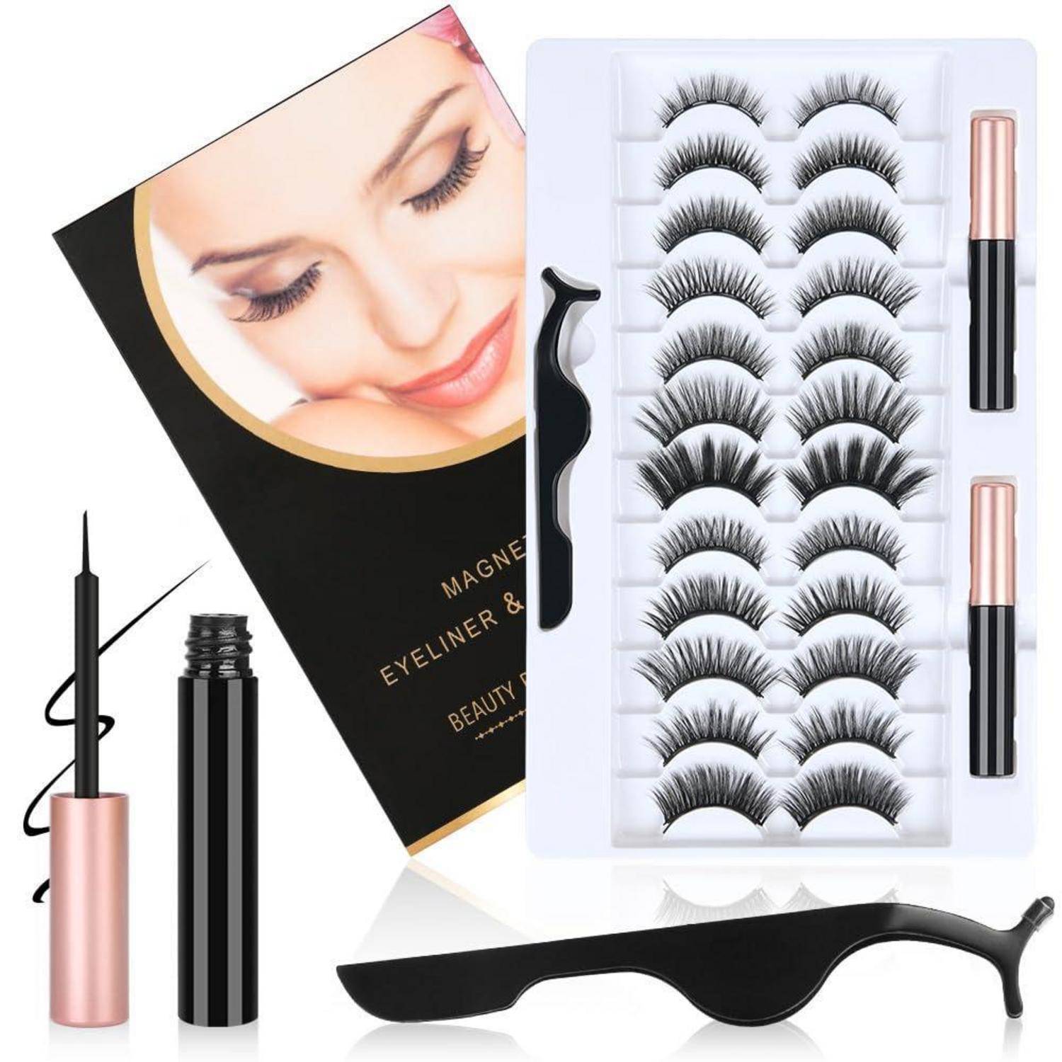 Magnetischer Wimpernset mit falschen Wimpern in einem Behälter, Eyeliner-Stift, Klebstofftube und Applikator-Werkzeug auf weißem Hintergrund.