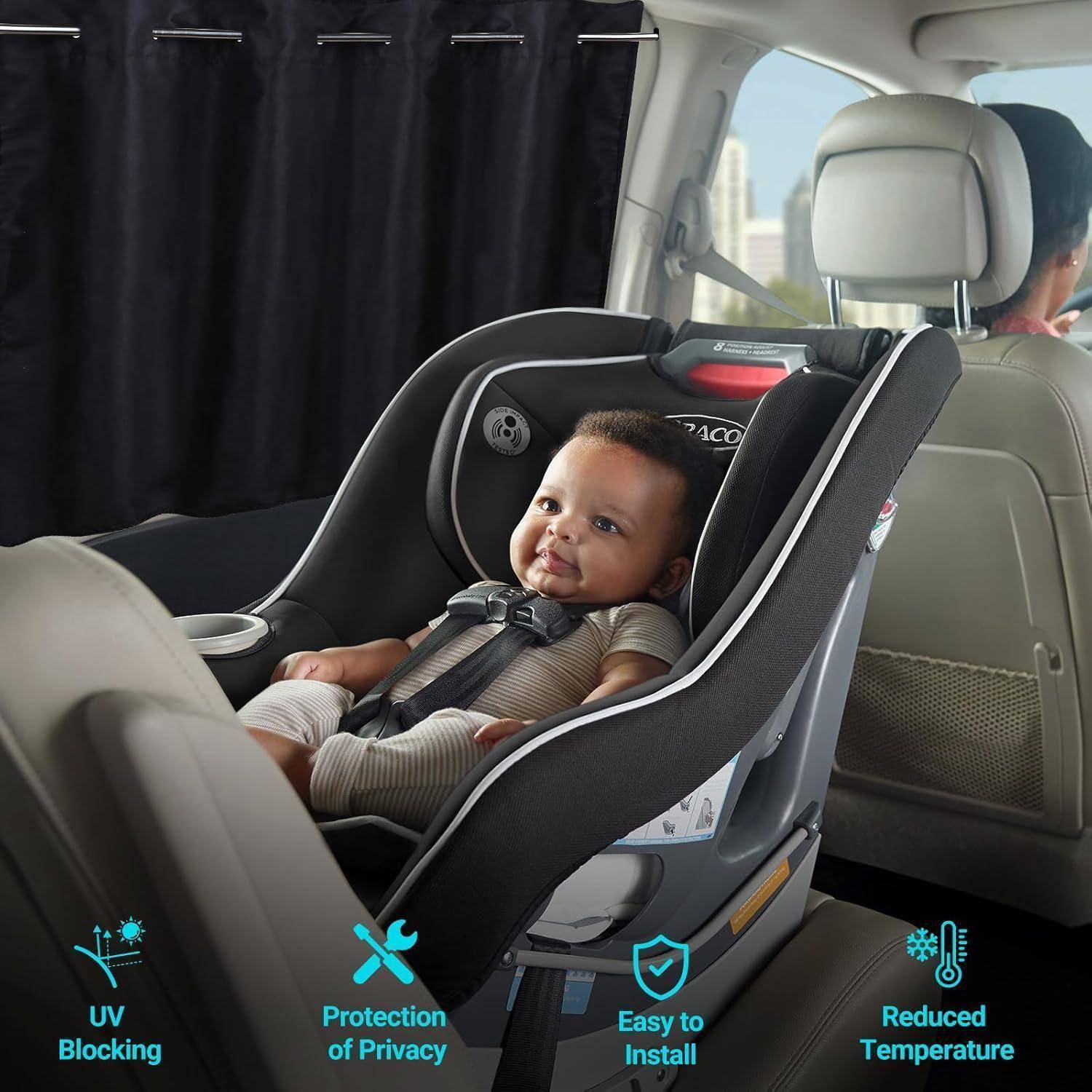Säugling in einem rückwärtsgerichteten Autokindersitz in einem Fahrzeug, mit Symbolen, die UV-Schutz, Datenschutz, einfache Installation und reduzierte Temperatur hervorheben.